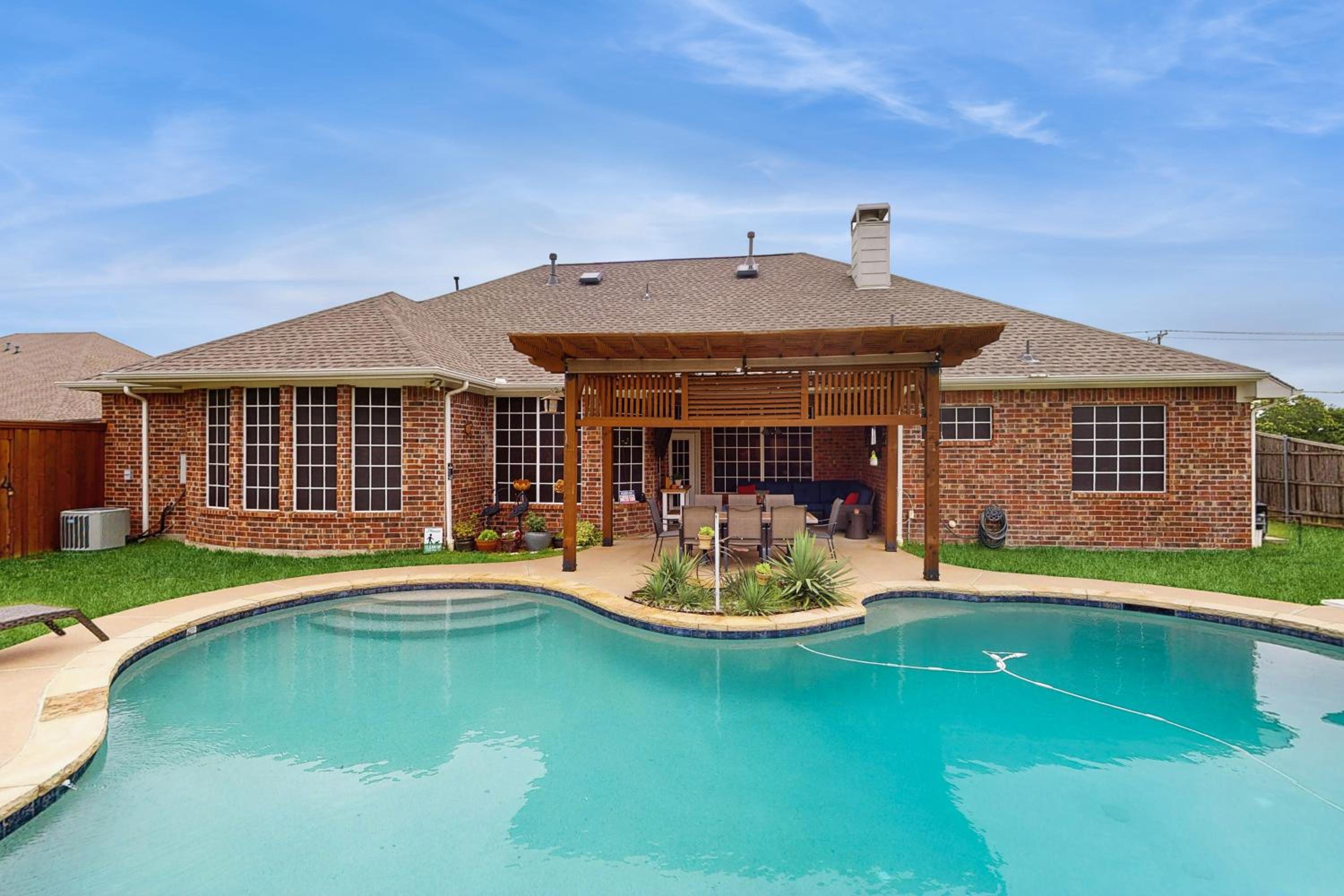 Pool and Outdoor Bar! Spacious Getaway in Sachse