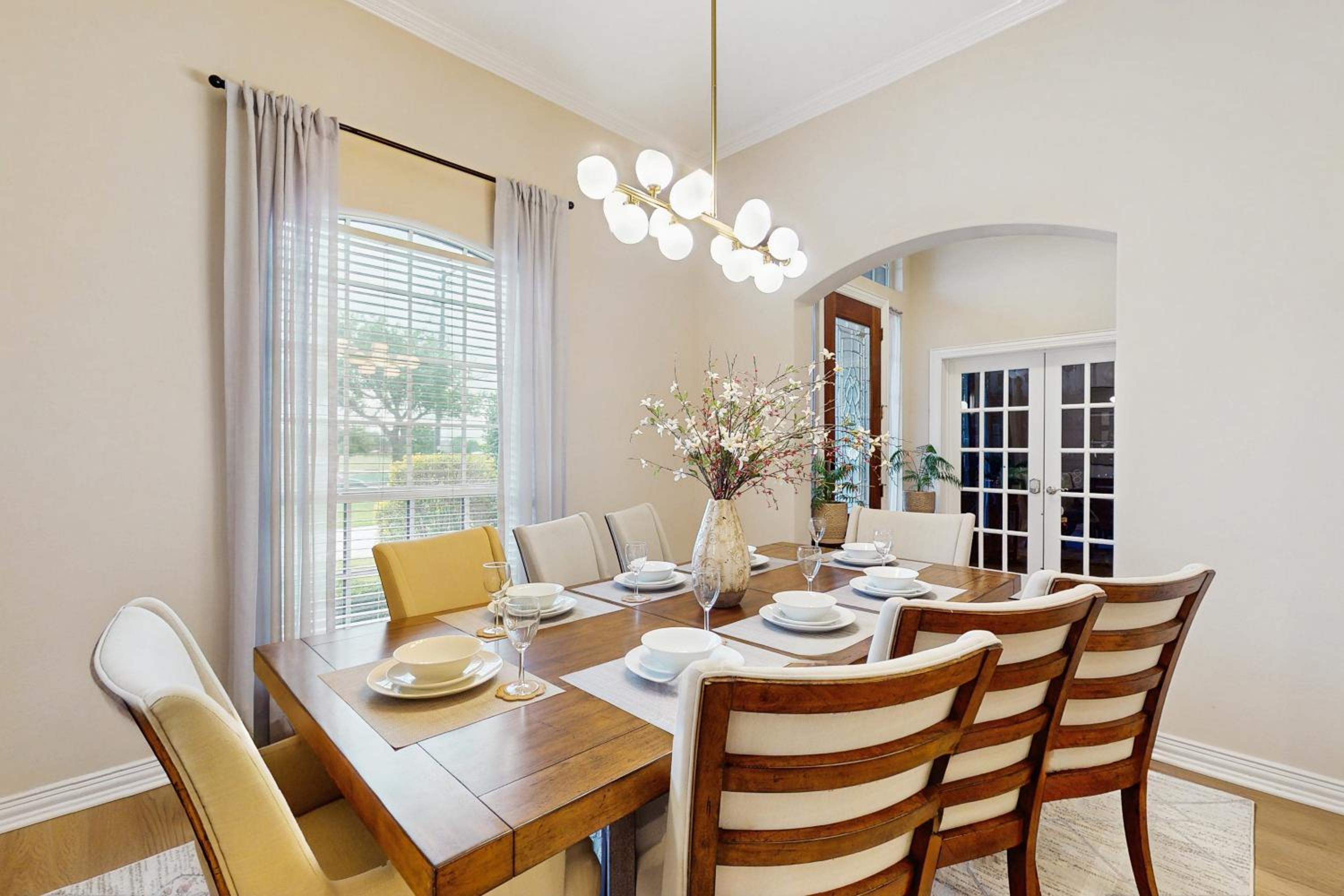 Pool and Outdoor Bar! Spacious Getaway in Sachse