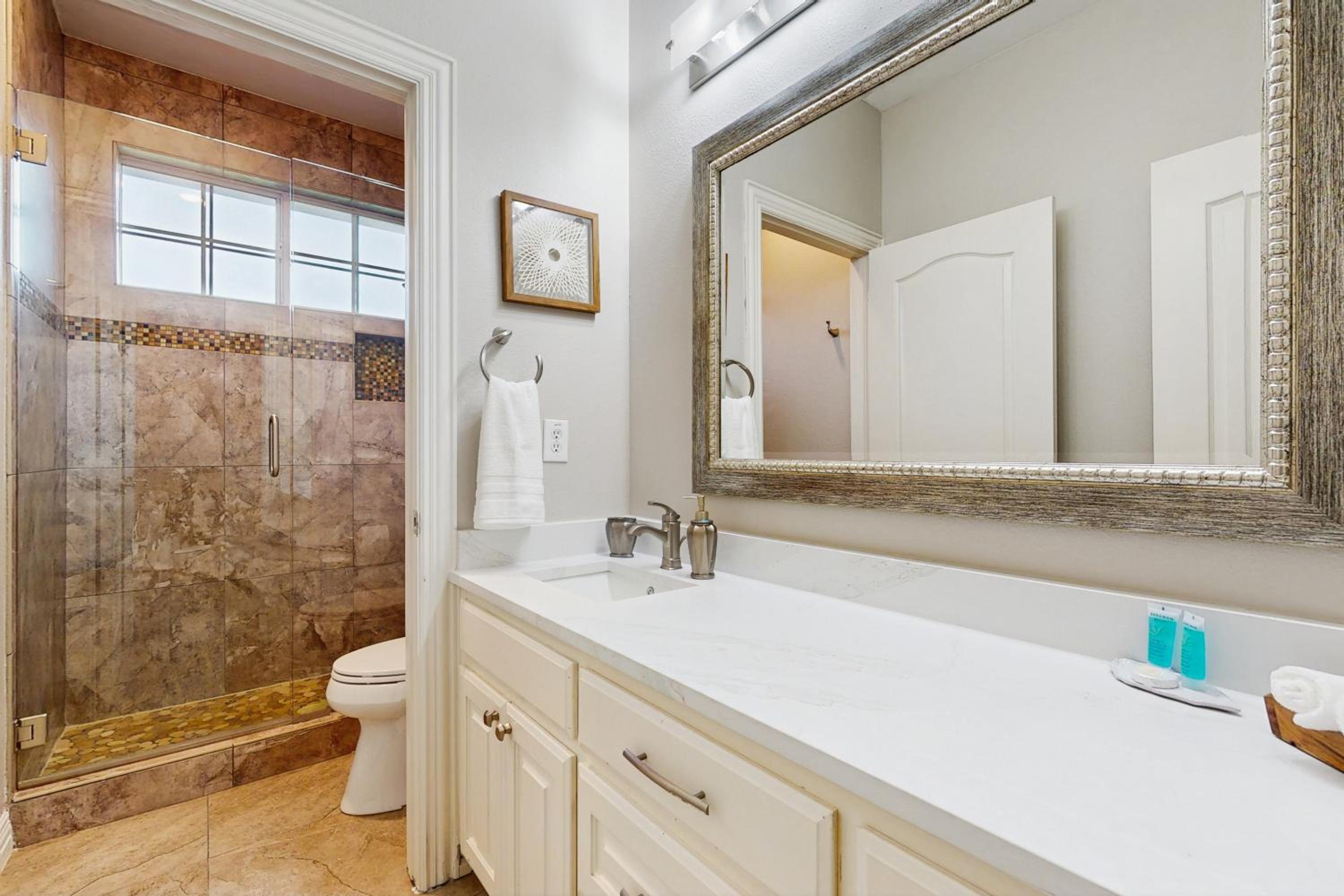 Pool and Outdoor Bar! Spacious Getaway in Sachse
