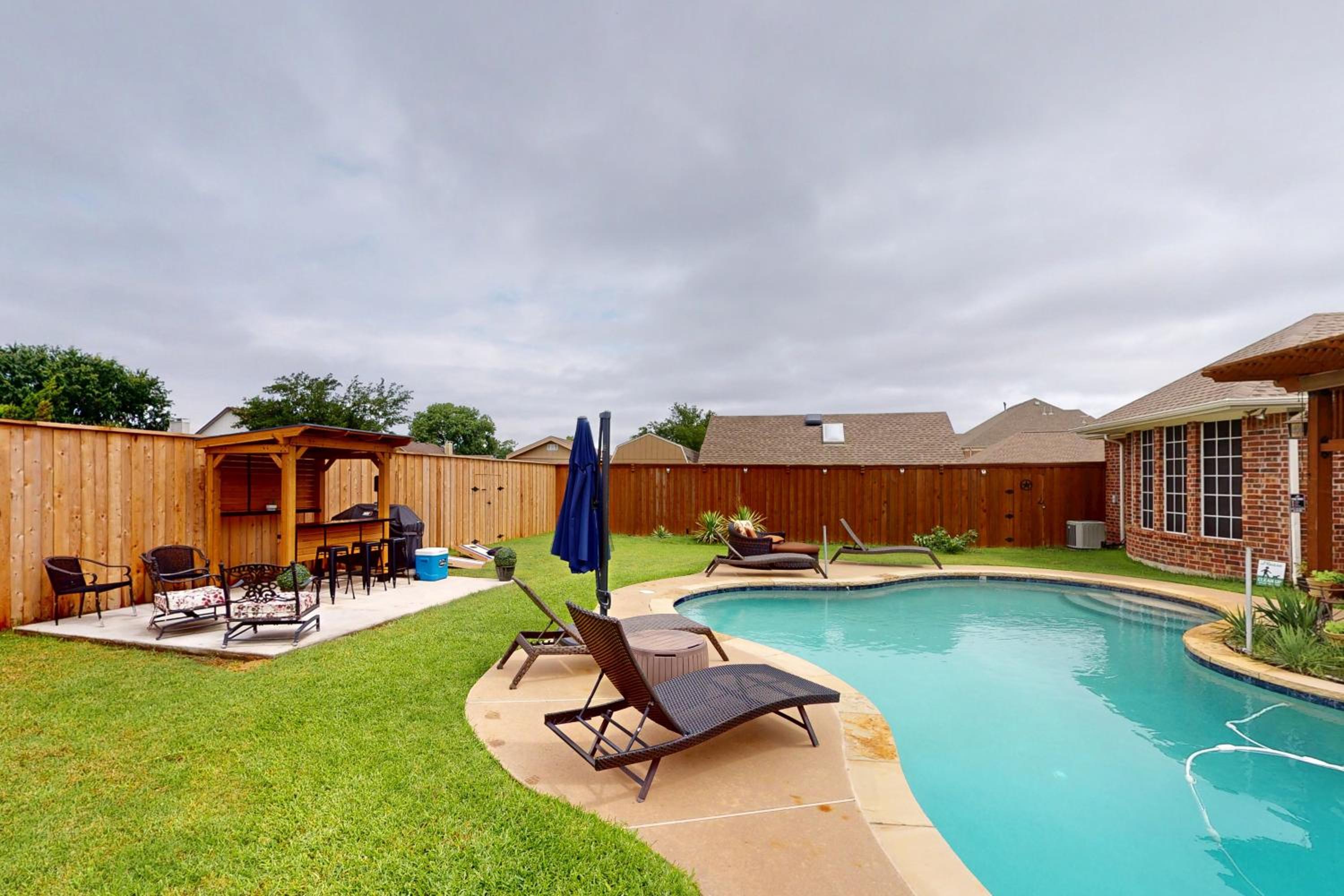 Pool and Outdoor Bar! Spacious Getaway in Sachse