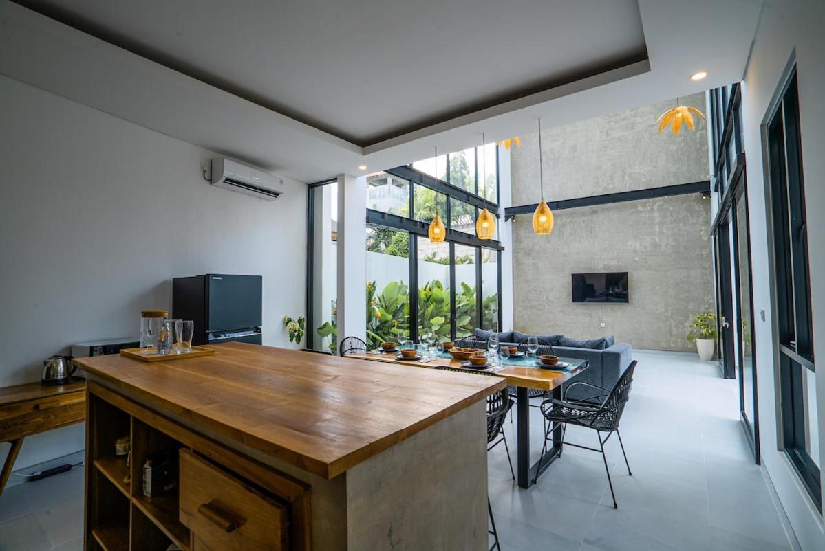White Nights - 3BR Villa with Rooftop near Canggu