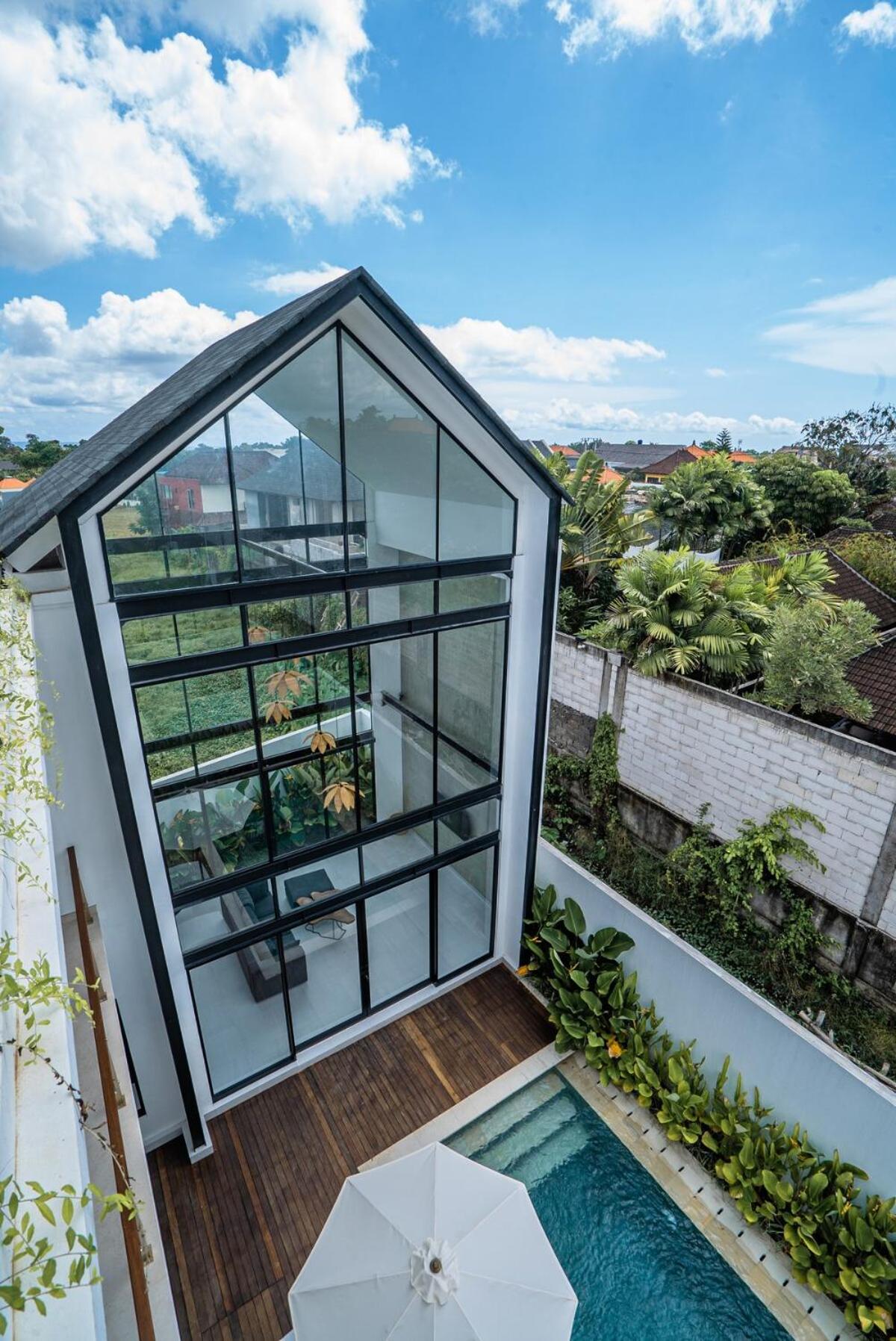 White Nights - 3BR Villa with Rooftop near Canggu