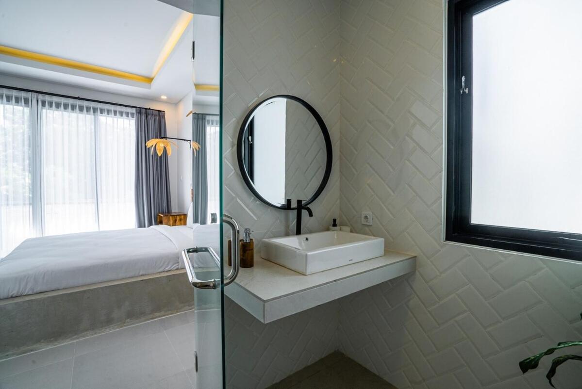 White Nights - 3BR Villa with Rooftop near Canggu