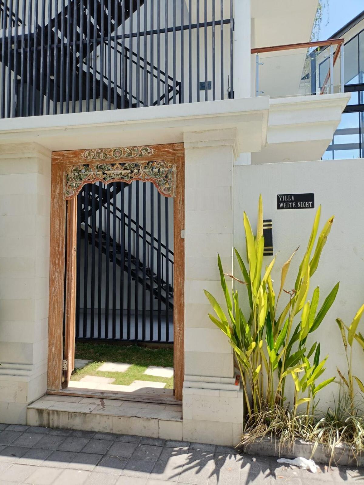 White Nights - 3BR Villa with Rooftop near Canggu