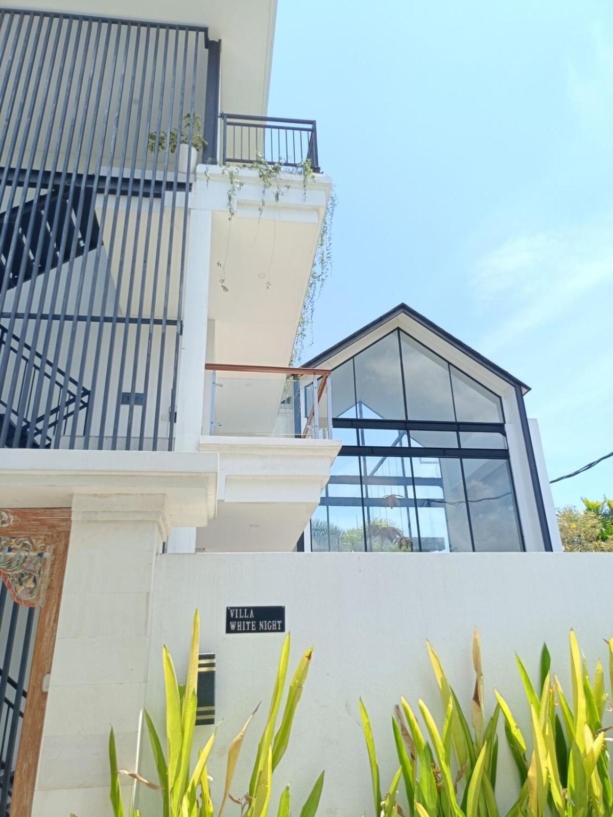 White Nights - 3BR Villa with Rooftop near Canggu