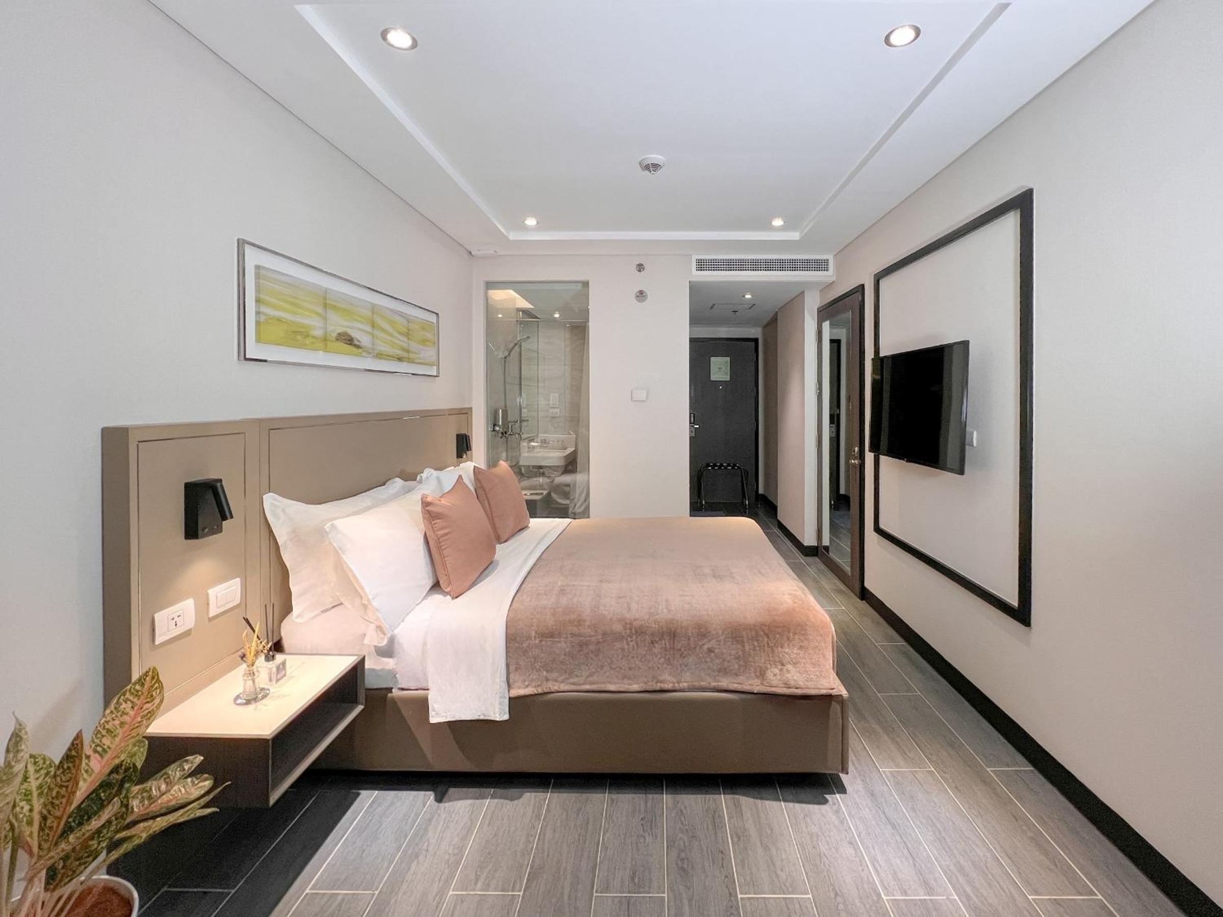 MCollection - Newport Stay by Runway Manila & Attractions
