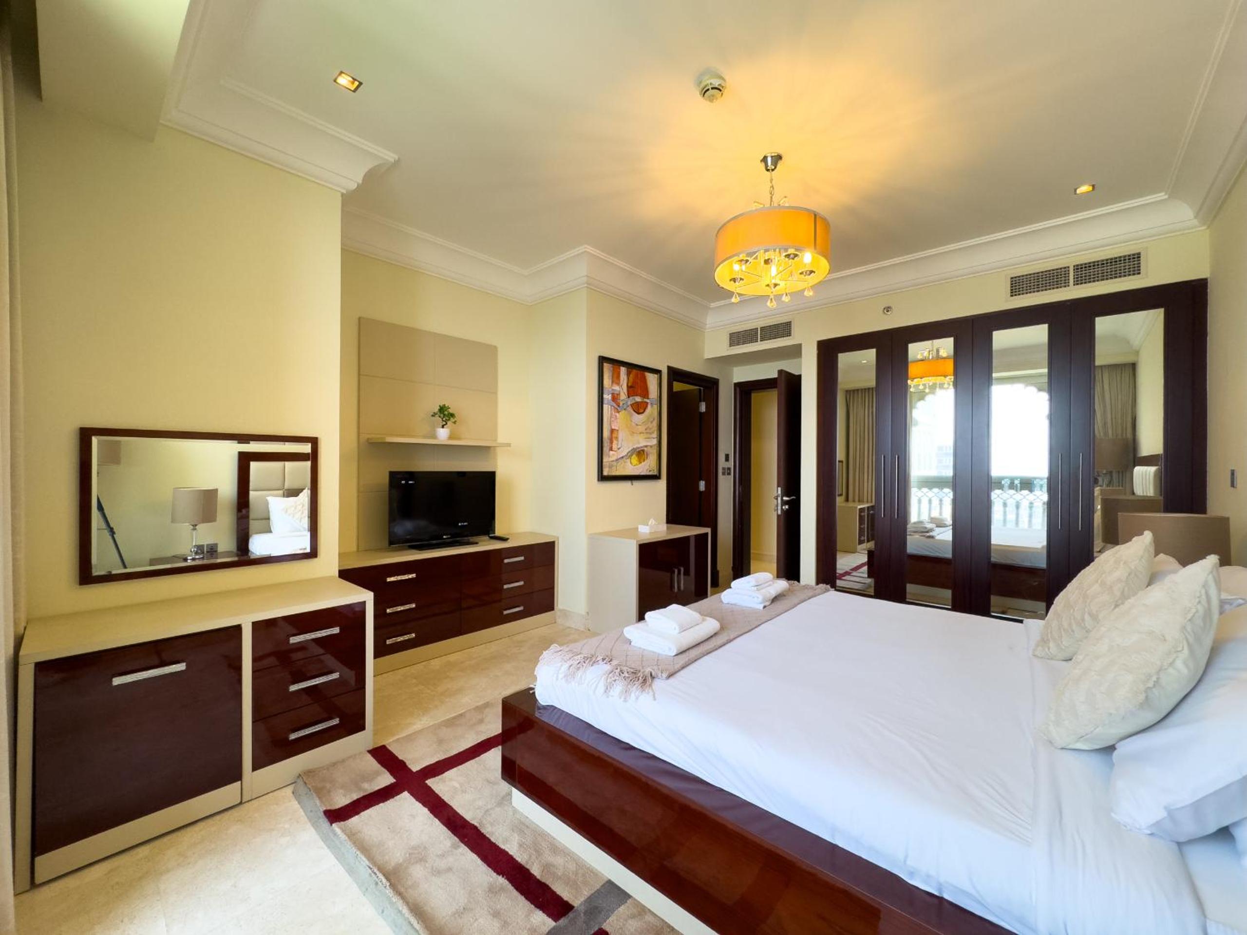 Luxury 2BR plus Maidrm at Grandeur Res Palm Jumeir