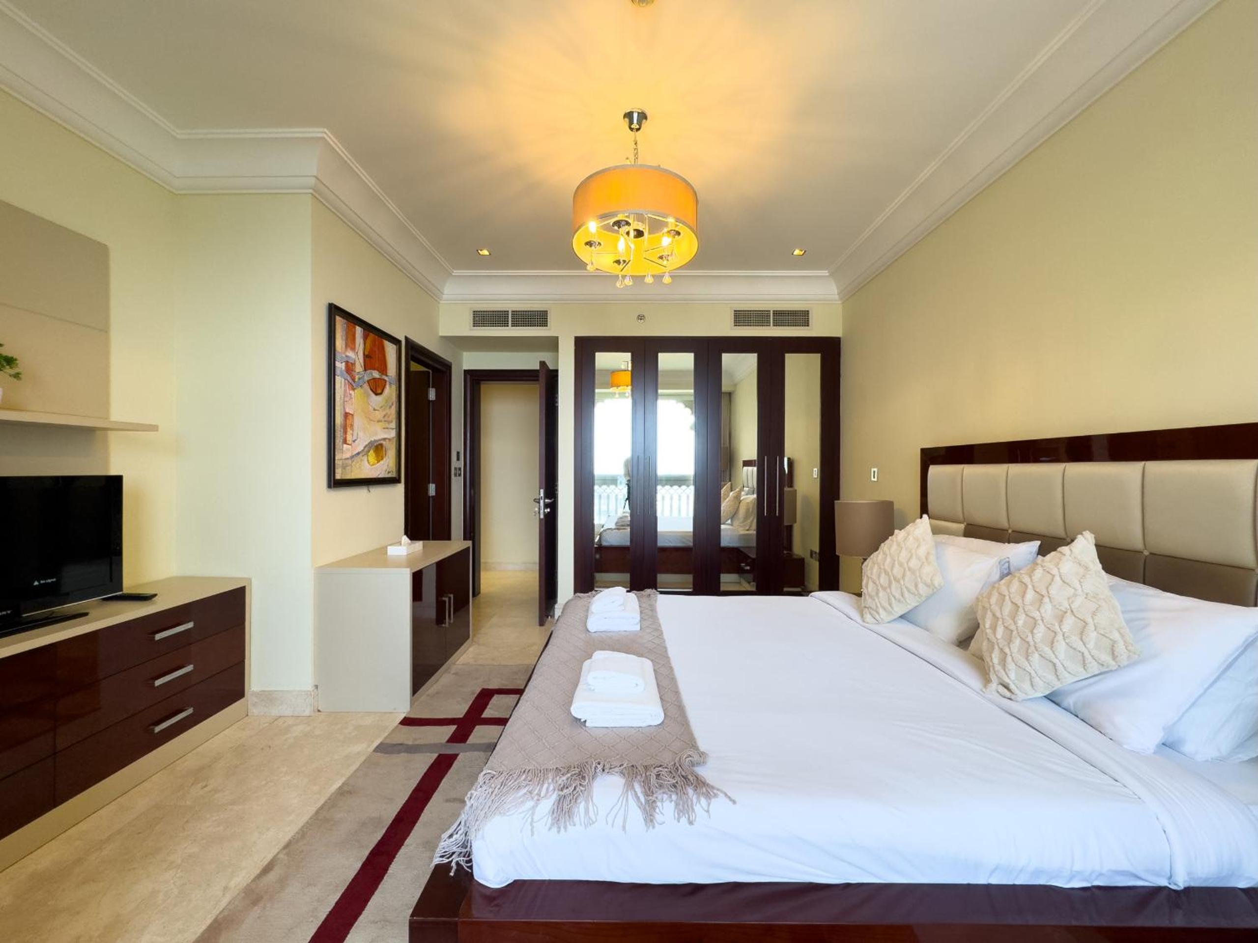 Luxury 2BR plus Maidrm at Grandeur Res Palm Jumeir