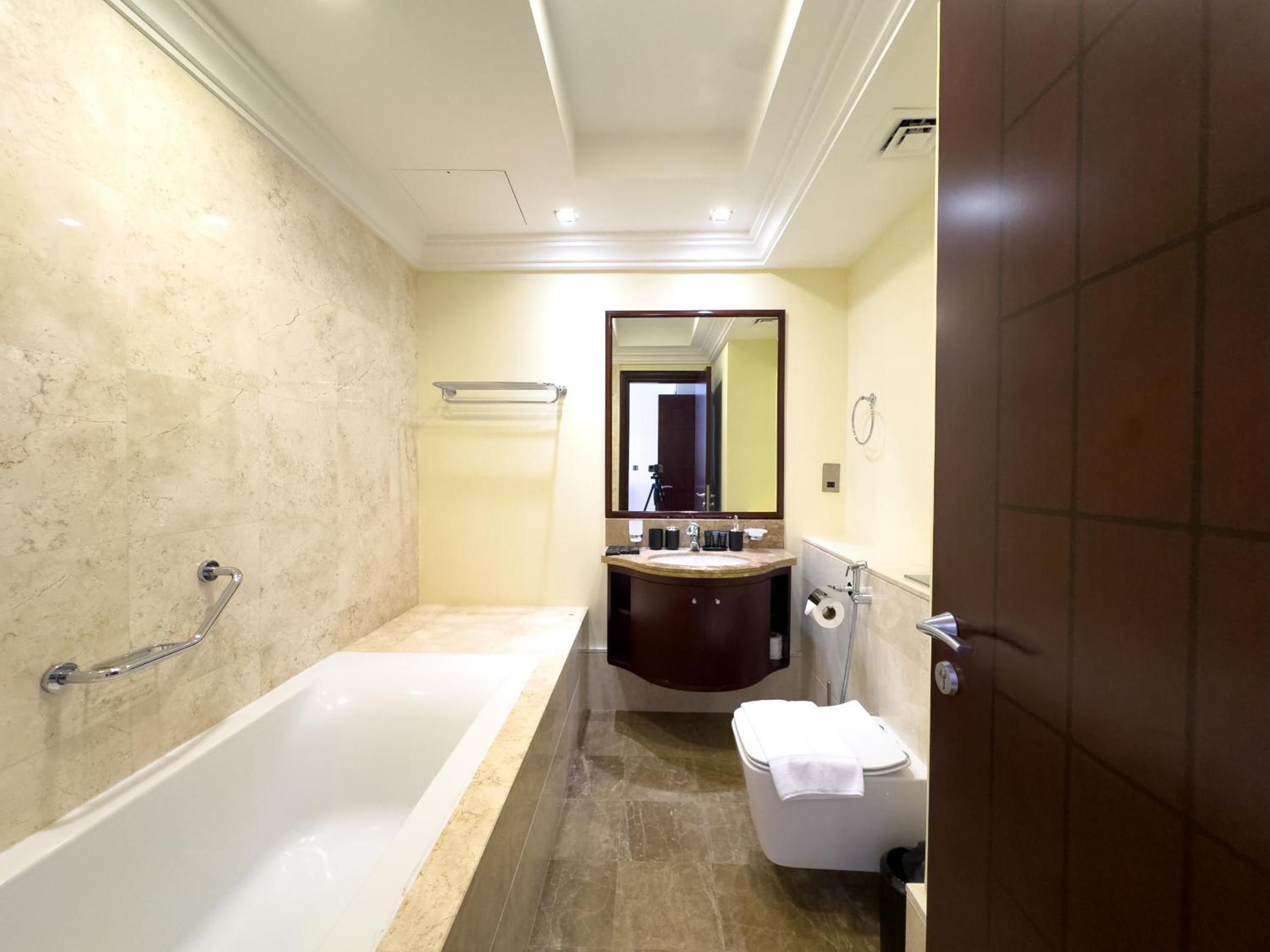 Luxury 2BR plus Maidrm at Grandeur Res Palm Jumeir
