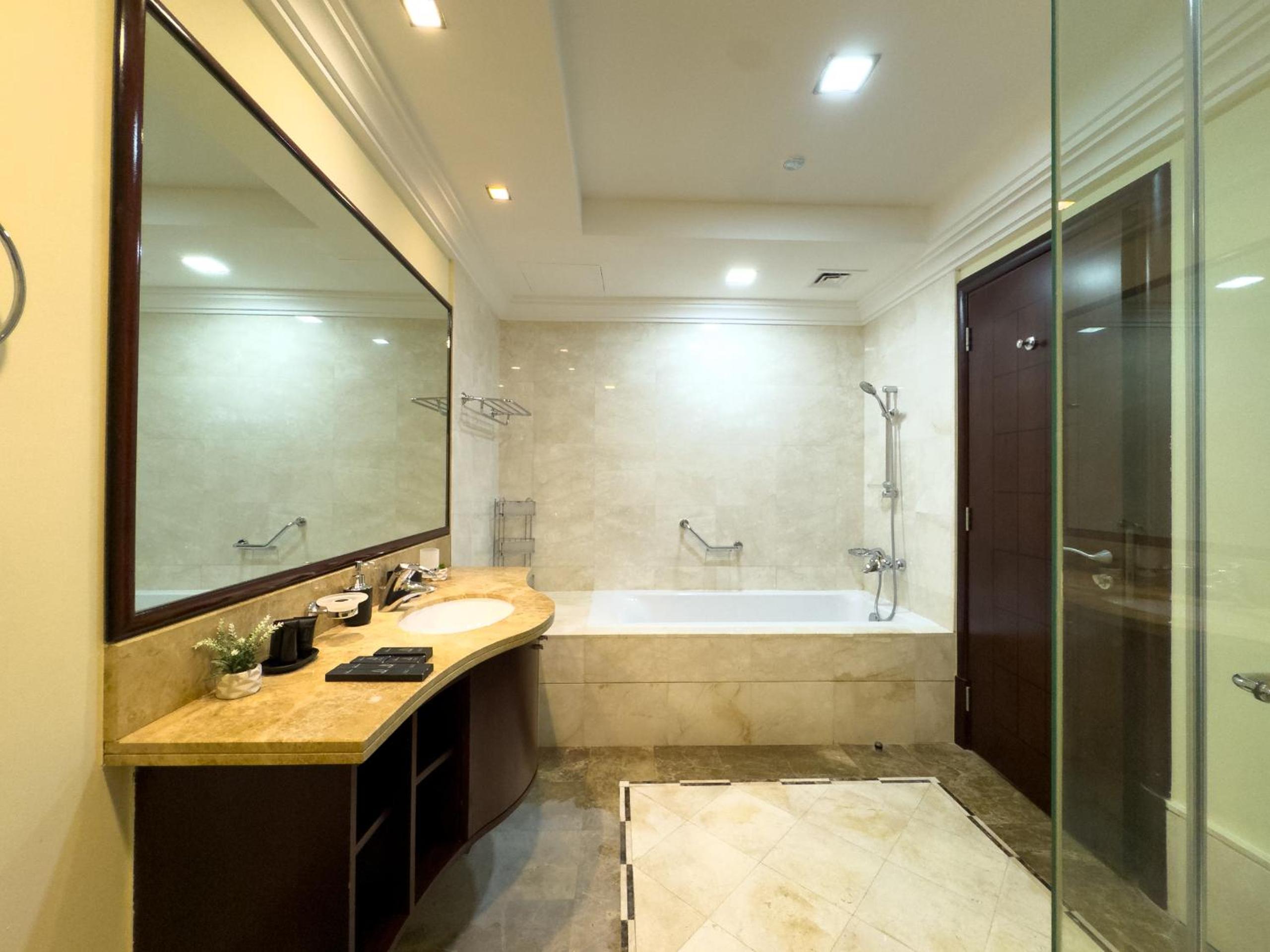 Luxury 2BR plus Maidrm at Grandeur Res Palm Jumeir