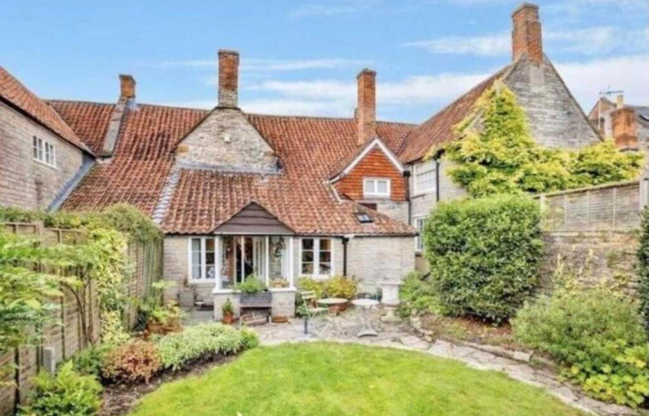 Old Bell House - Spacious Period Home in the Heart of Somerton