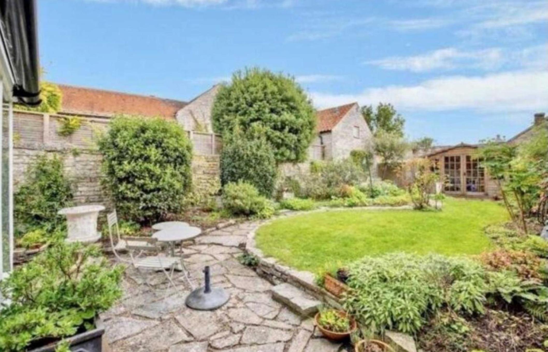 Old Bell House - Spacious Period Home in the Heart of Somerton