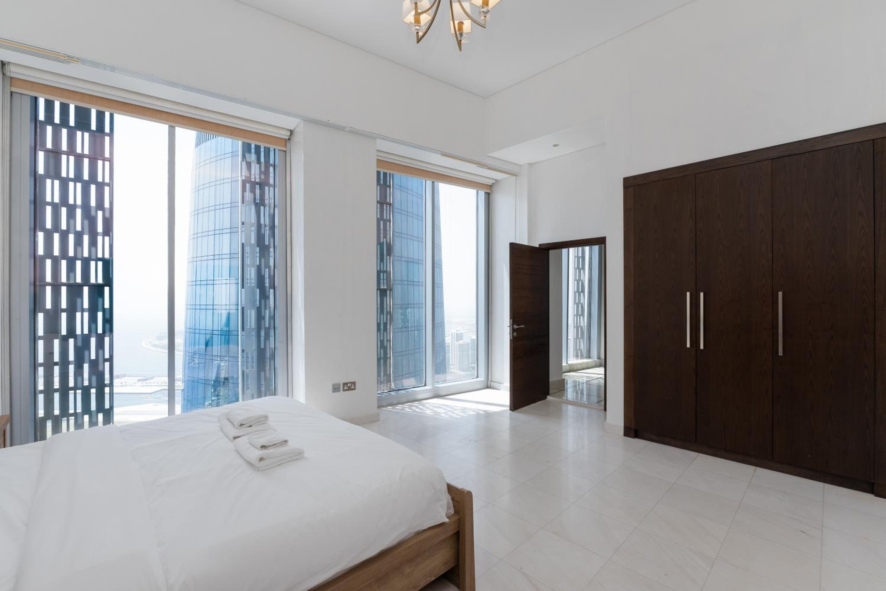 Cayan Tower Dubai Marina - Mint Stay