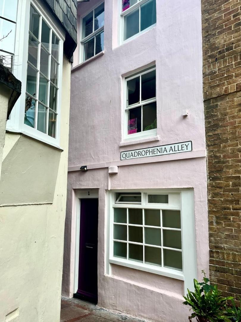 Retro Waves Retreat – A Stylish and Vibrant Getaway in Central Brighton