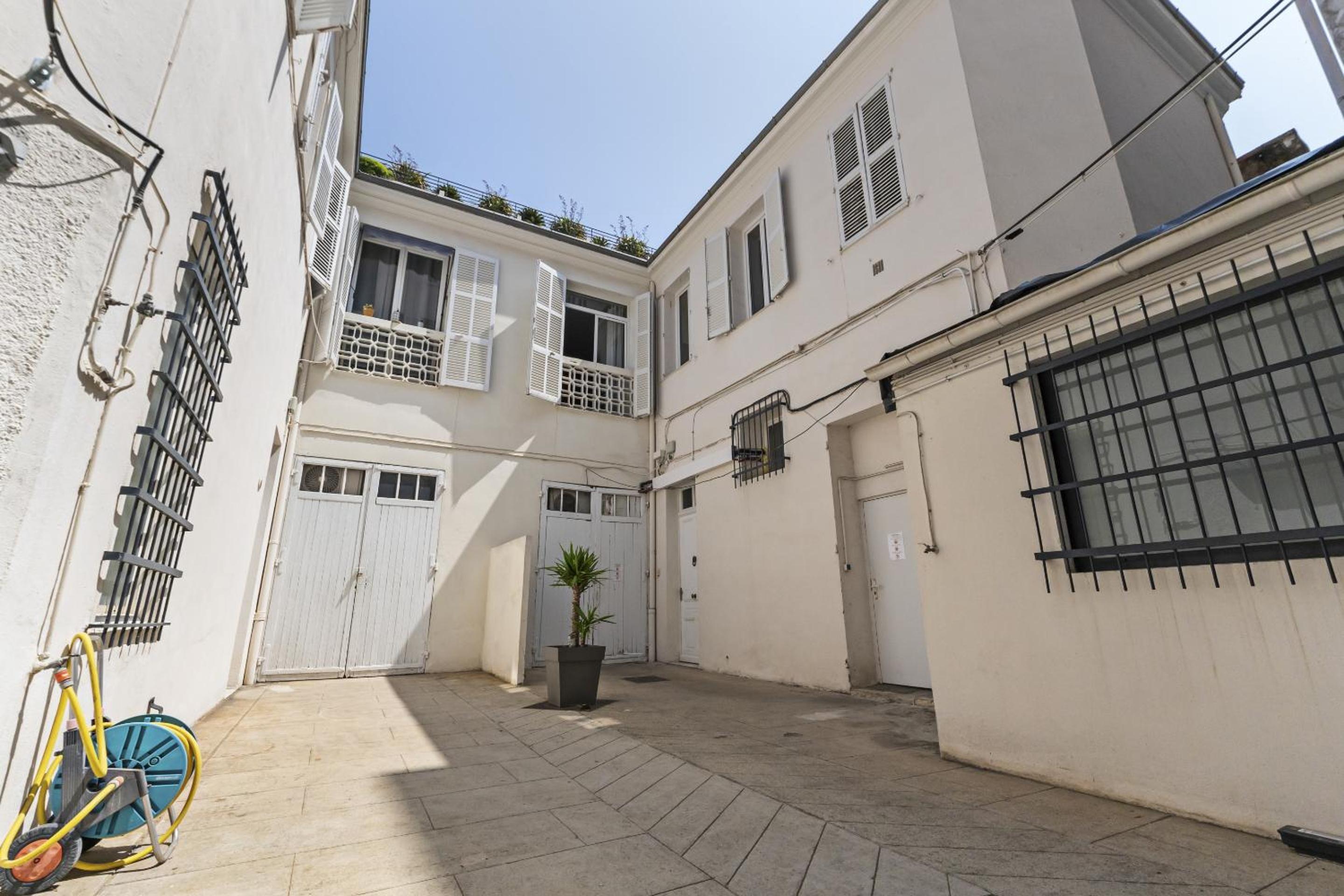 2 chambres , 131 rue d'antibes