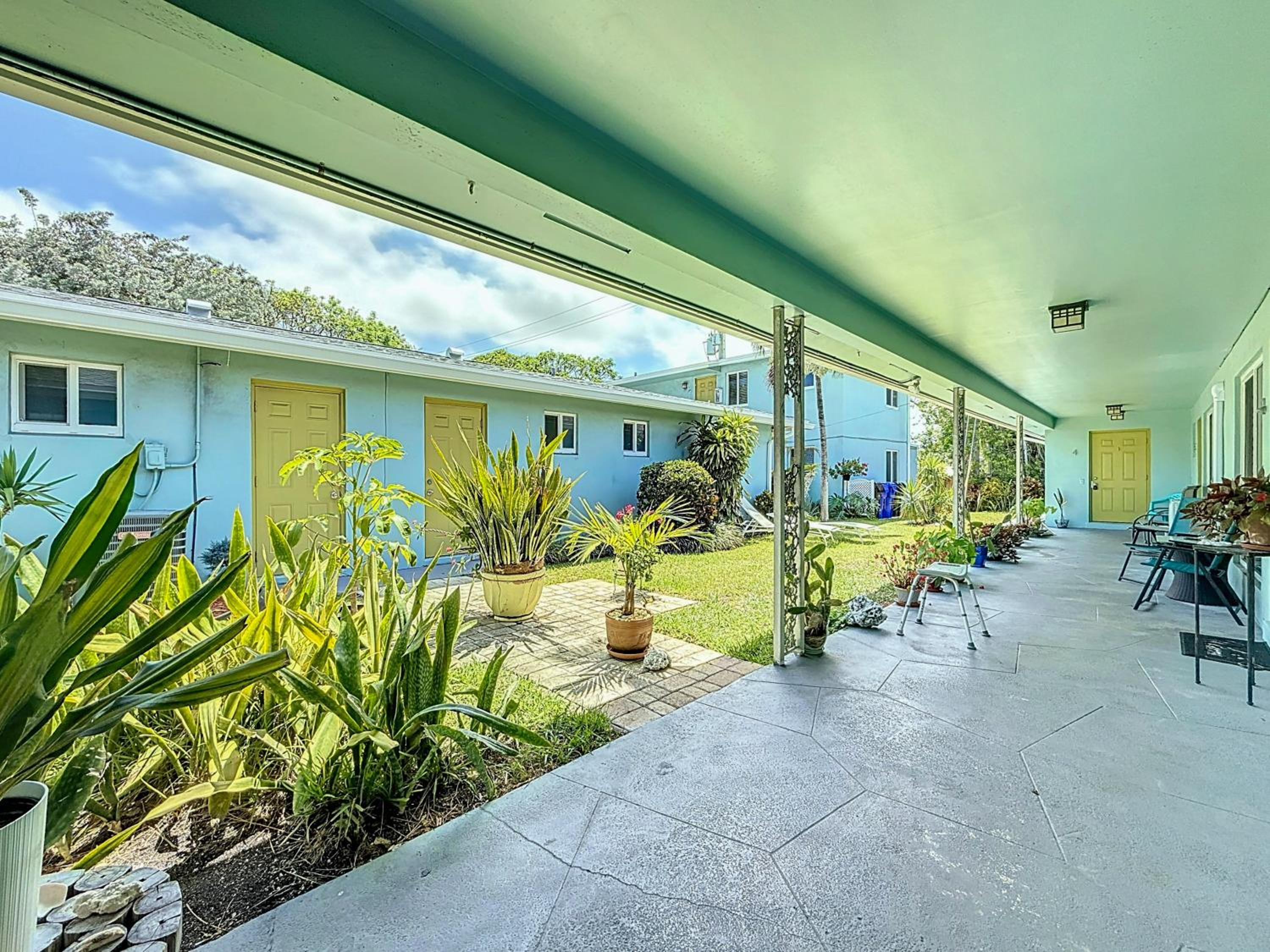 2 min walk to beach & free parking Lauderdale 21-1