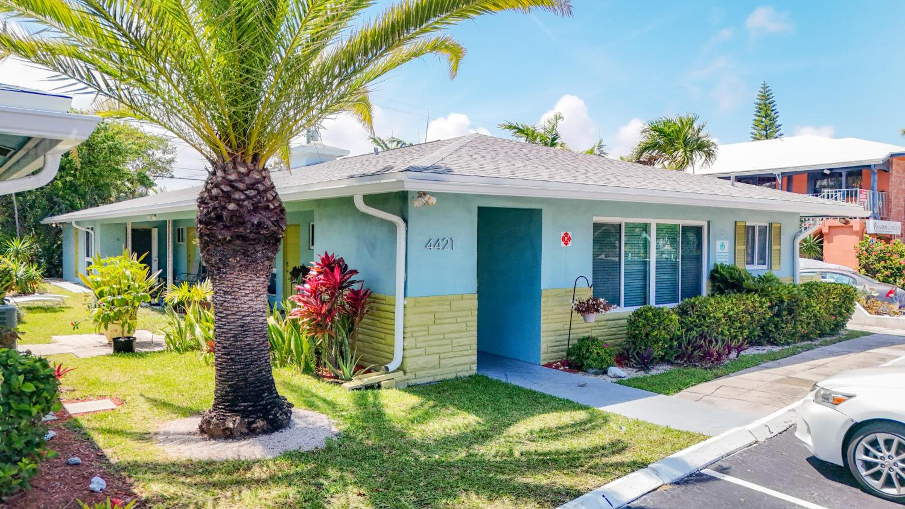 2 min walk to beach & free parking Lauderdale 21-1