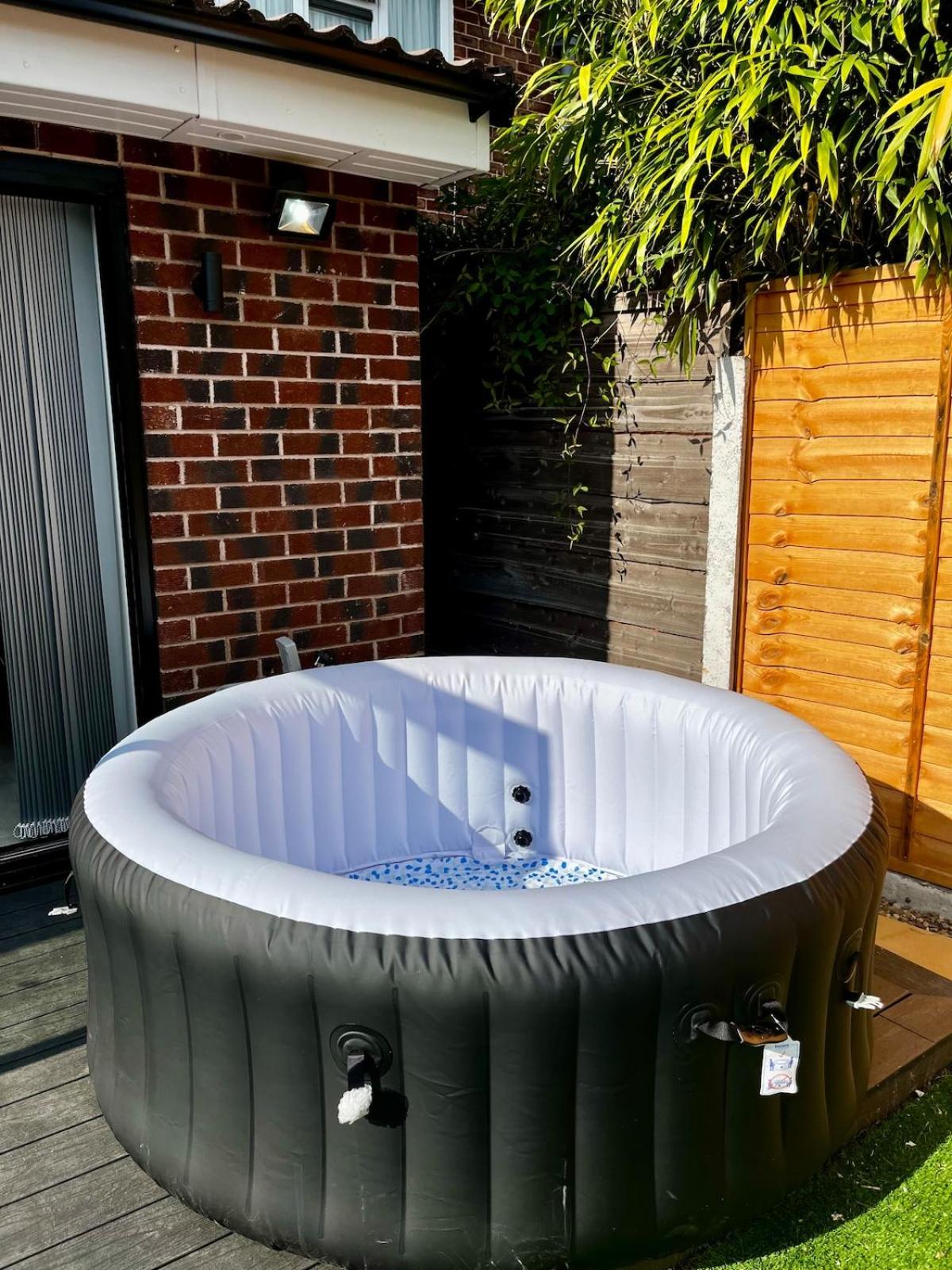 Manchester 2BR Luxe Lounge, Hot Tub, Pool Table