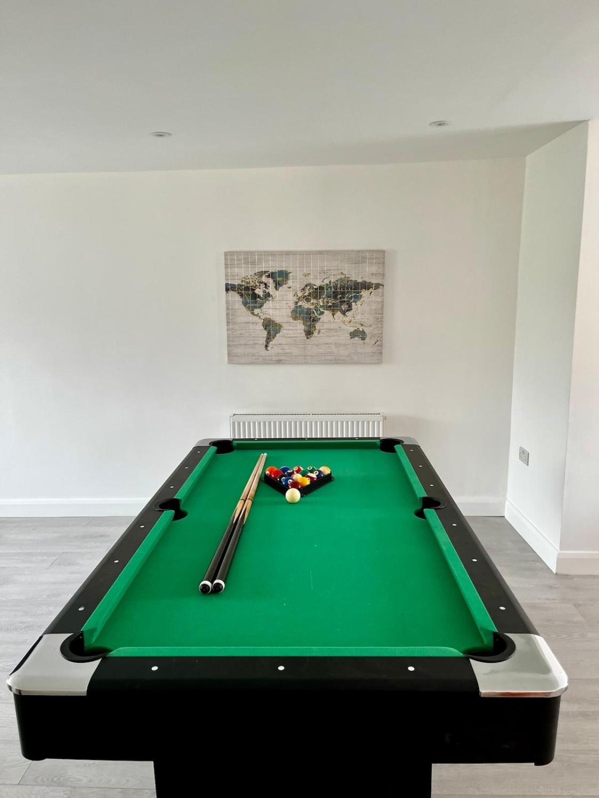 Manchester 2BR Luxe Lounge, Hot Tub, Pool Table