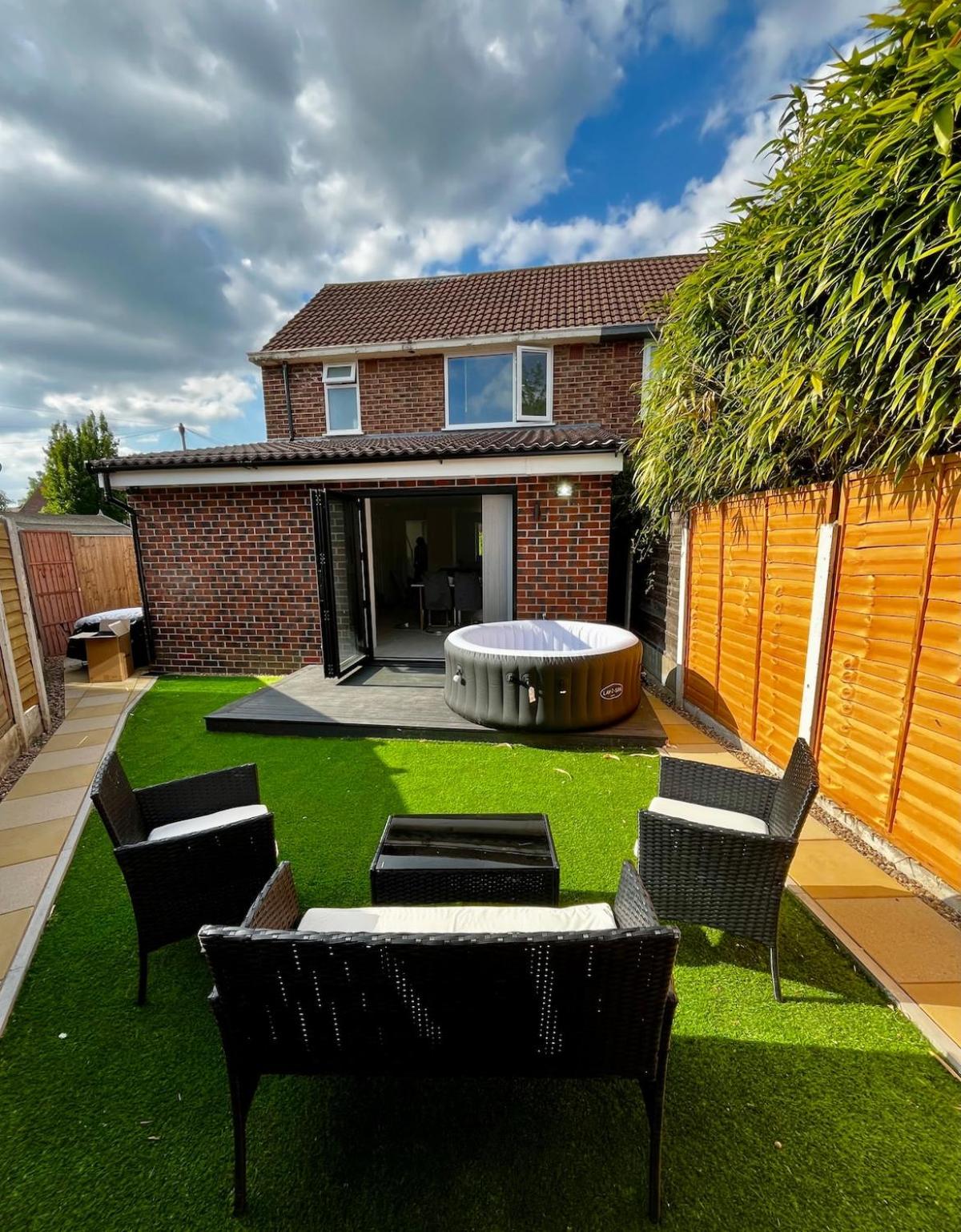 Manchester 2BR Luxe Lounge, Hot Tub, Pool Table