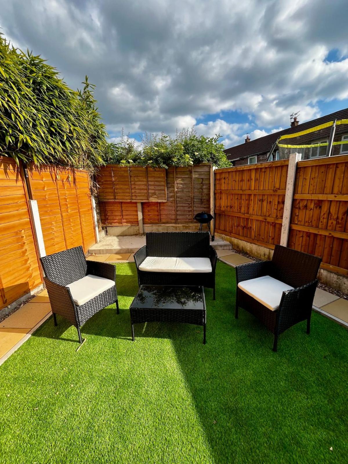 Manchester 2BR Luxe Lounge, Hot Tub, Pool Table