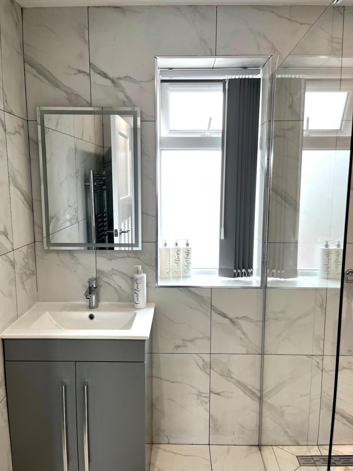 Manchester 2BR Luxe Lounge, Hot Tub, Pool Table