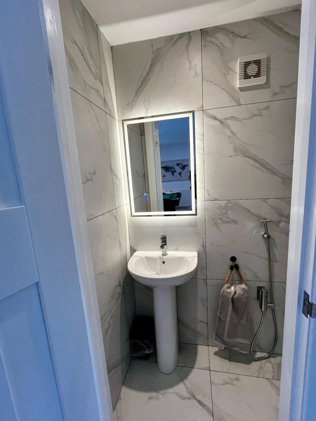 Manchester 2BR Luxe Lounge, Hot Tub, Pool Table