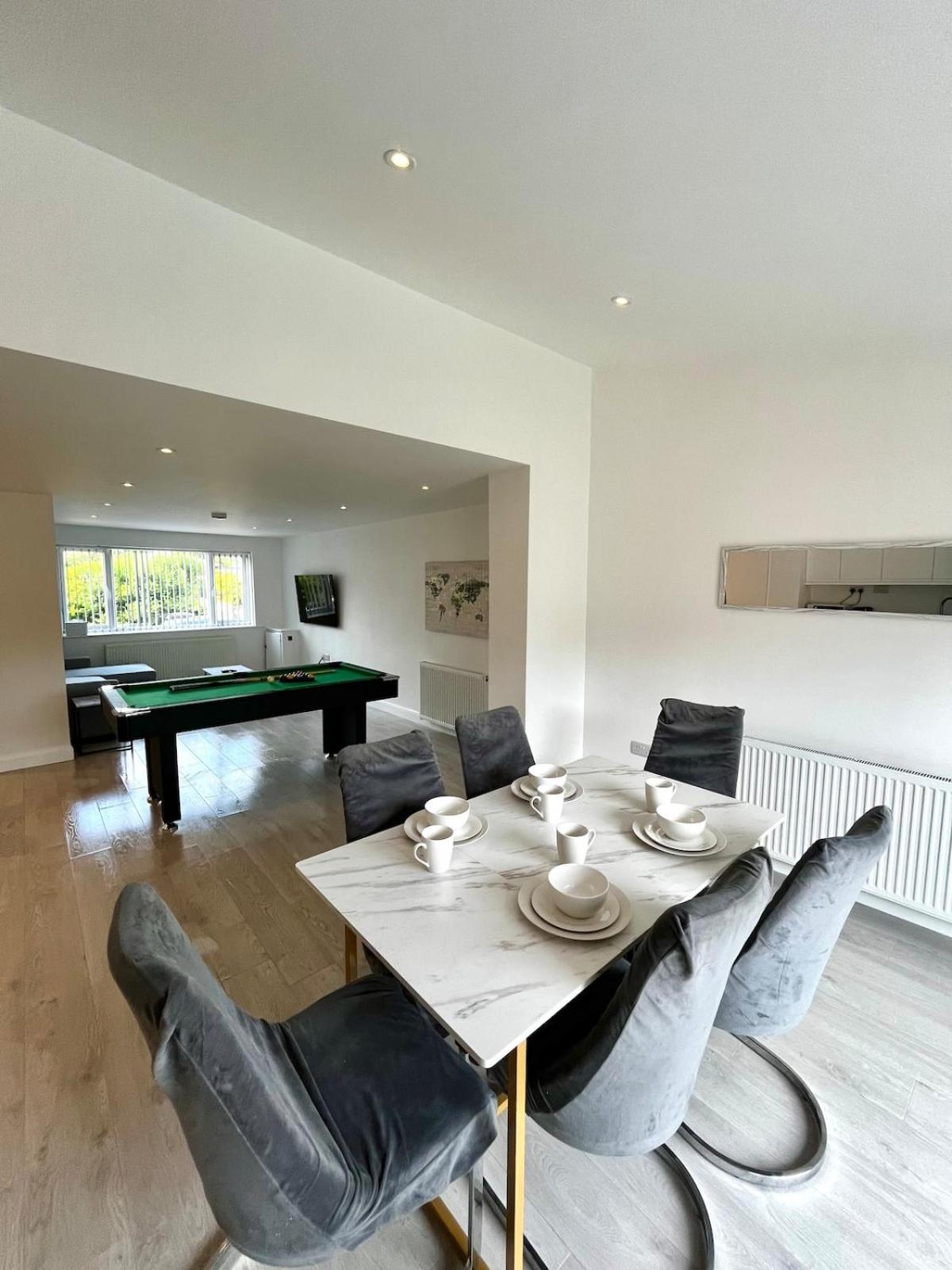 Manchester 2BR Luxe Lounge, Hot Tub, Pool Table