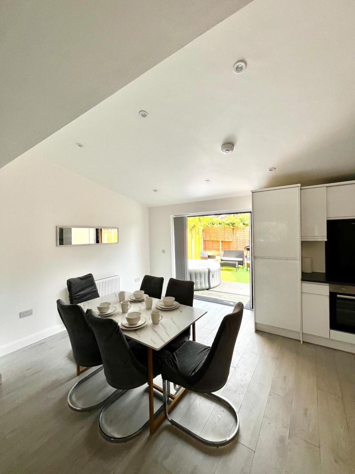 Manchester 2BR Luxe Lounge, Hot Tub, Pool Table