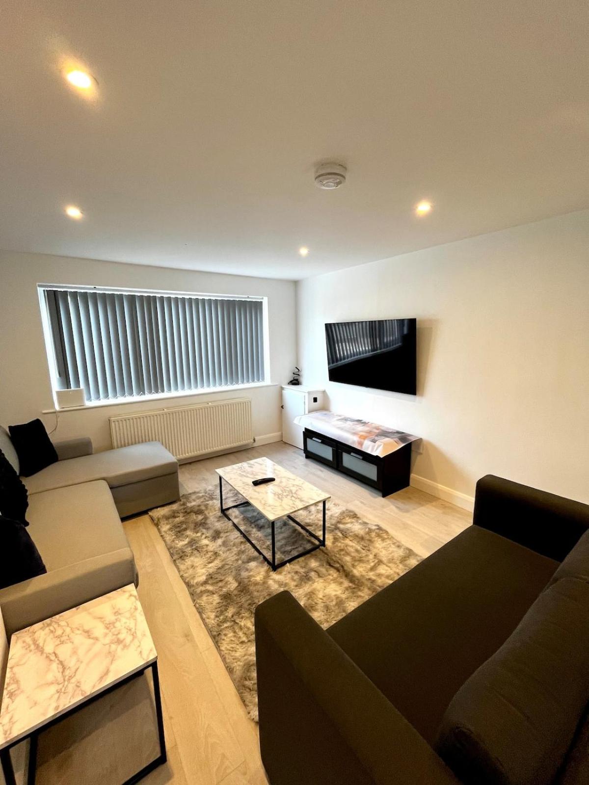 Manchester 2BR Luxe Lounge, Hot Tub, Pool Table