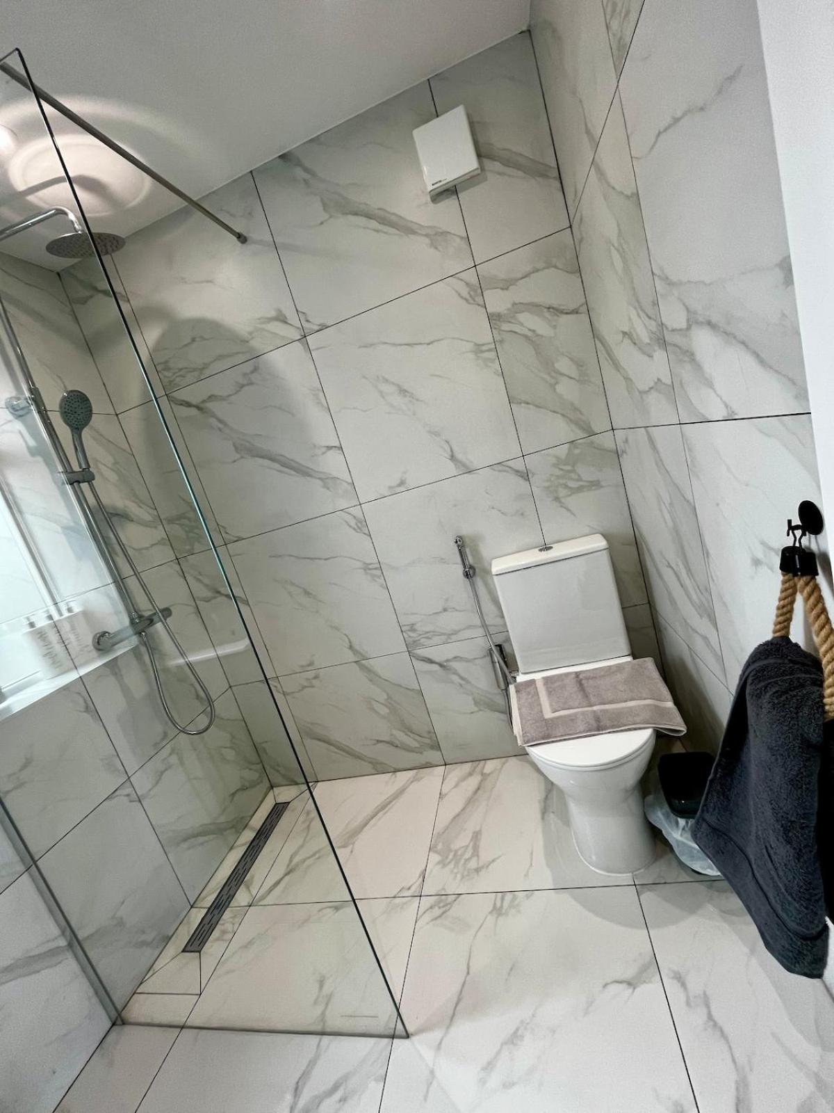Manchester 2BR Luxe Lounge, Hot Tub, Pool Table