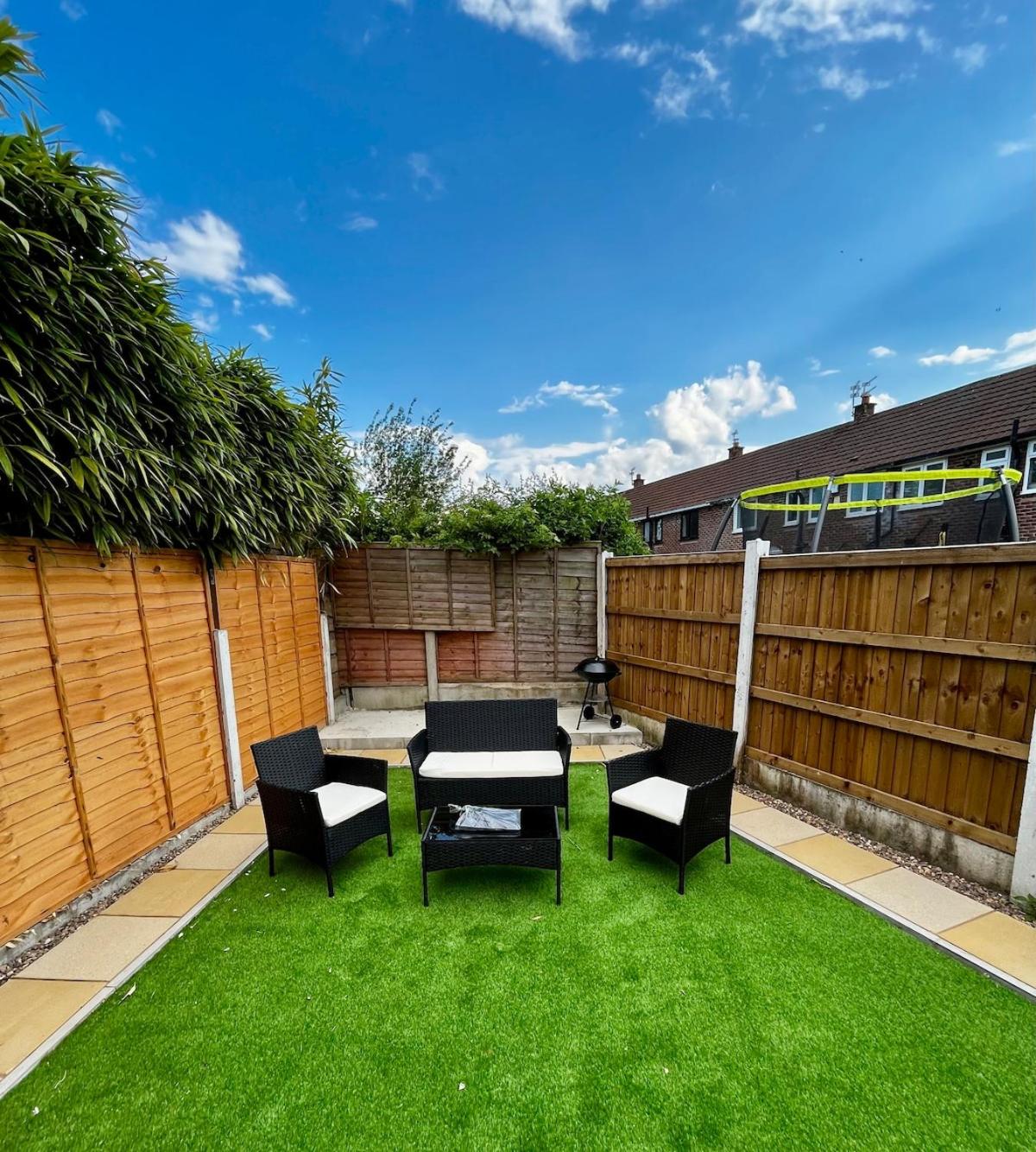 Manchester 2BR Luxe Lounge, Hot Tub, Pool Table