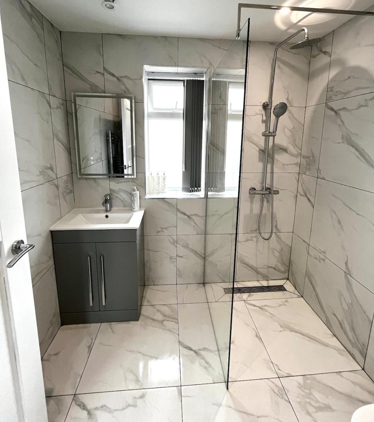 Manchester 2BR Luxe Lounge, Hot Tub, Pool Table