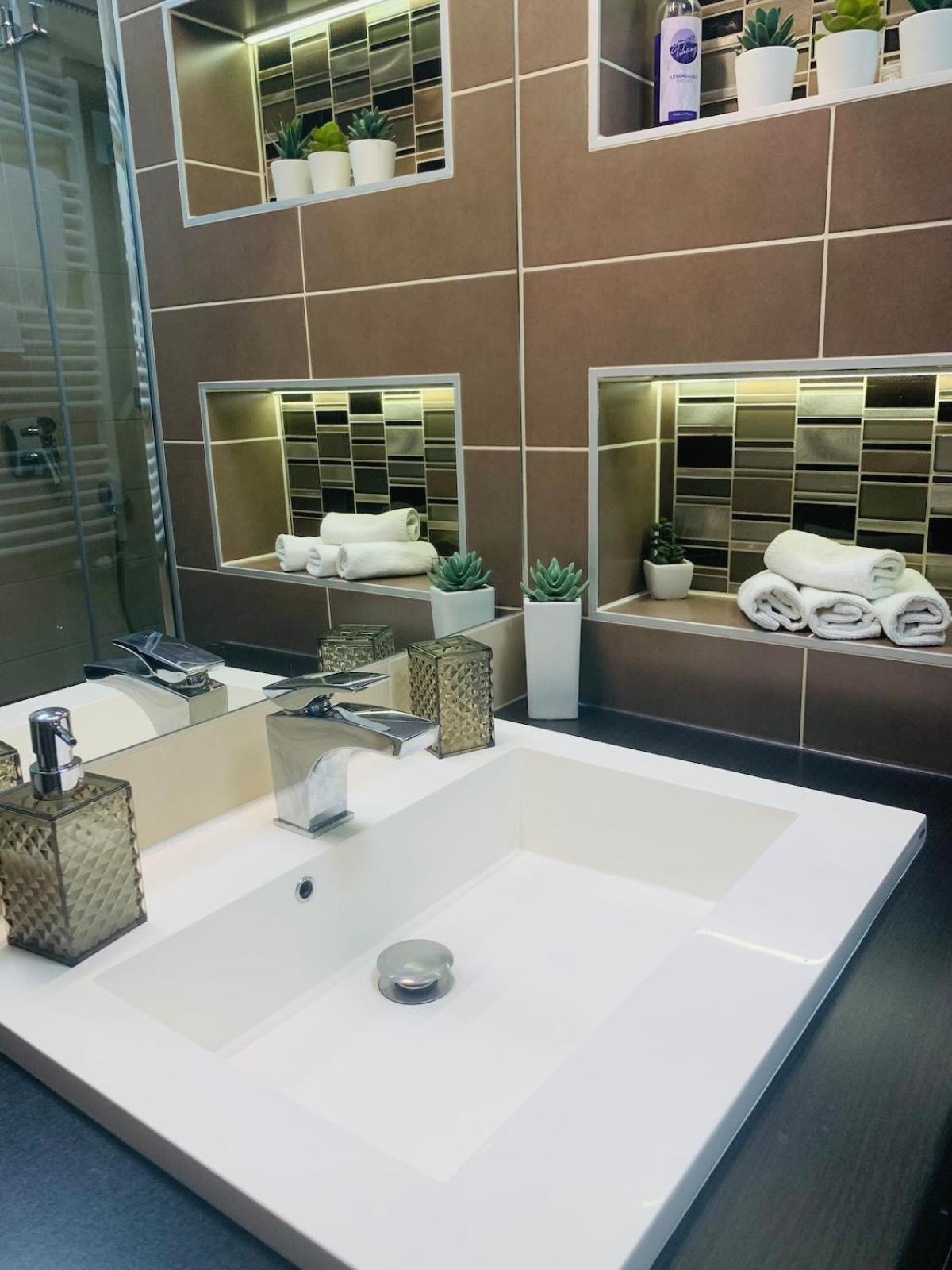 Local-Lux Premium Apartment- 2 Bedrooms Balcony -2 Private Parking