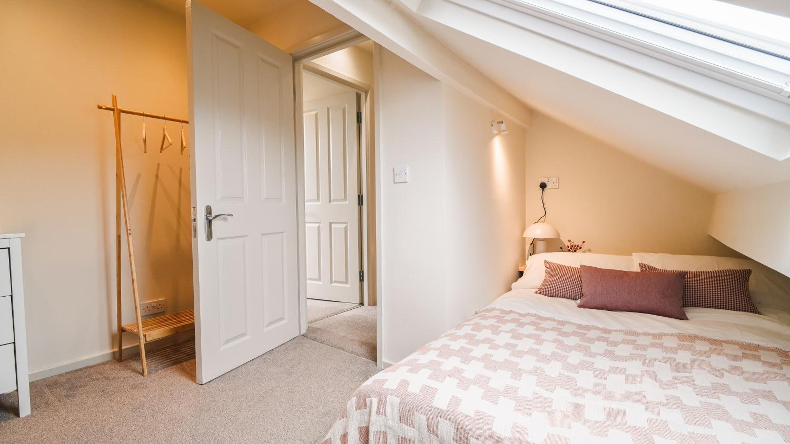 Crookes Gem with Garden & Alpacas Nearby