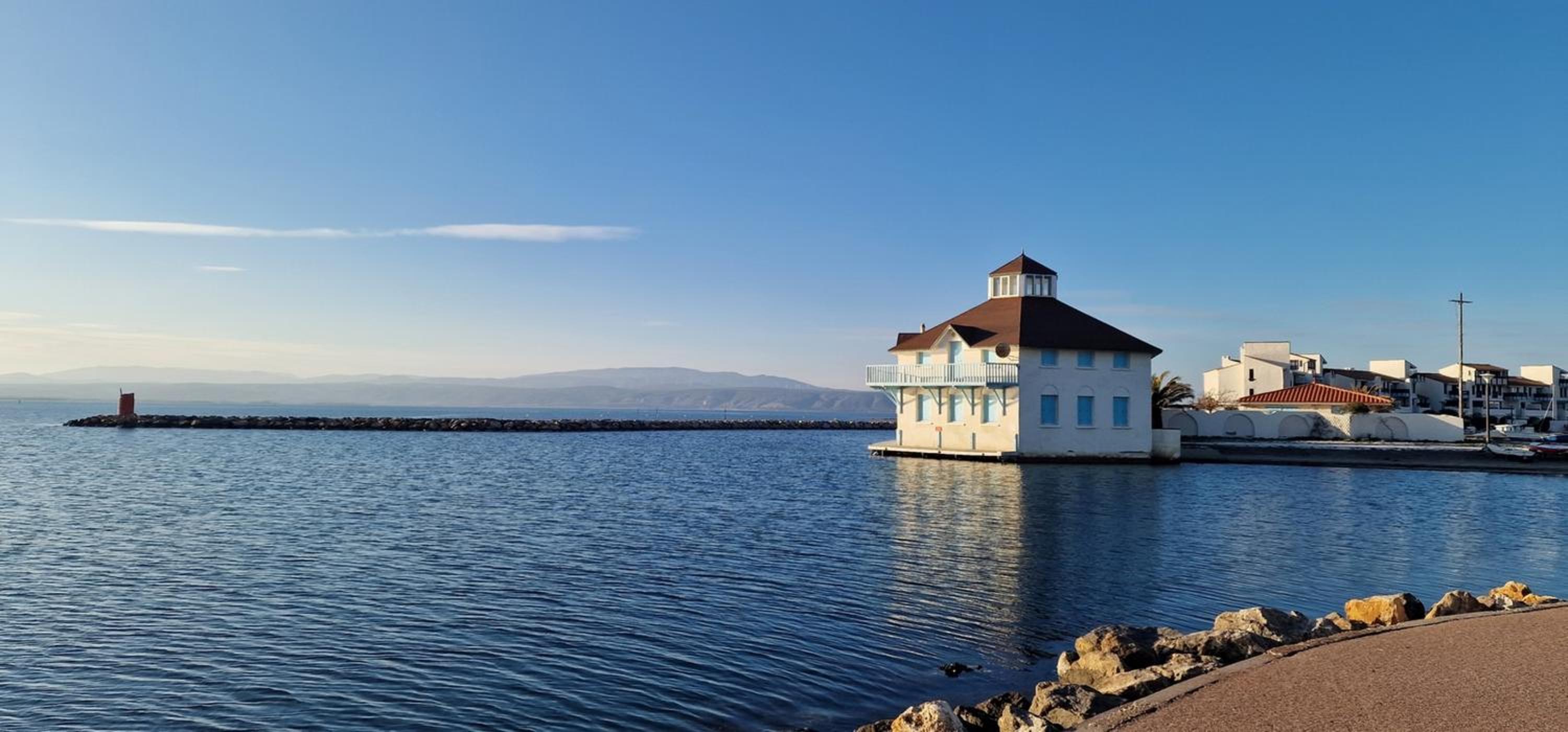 Au bord de l'eau mer, lac, et Canigou, climatisé, Classé 3 étoiles !