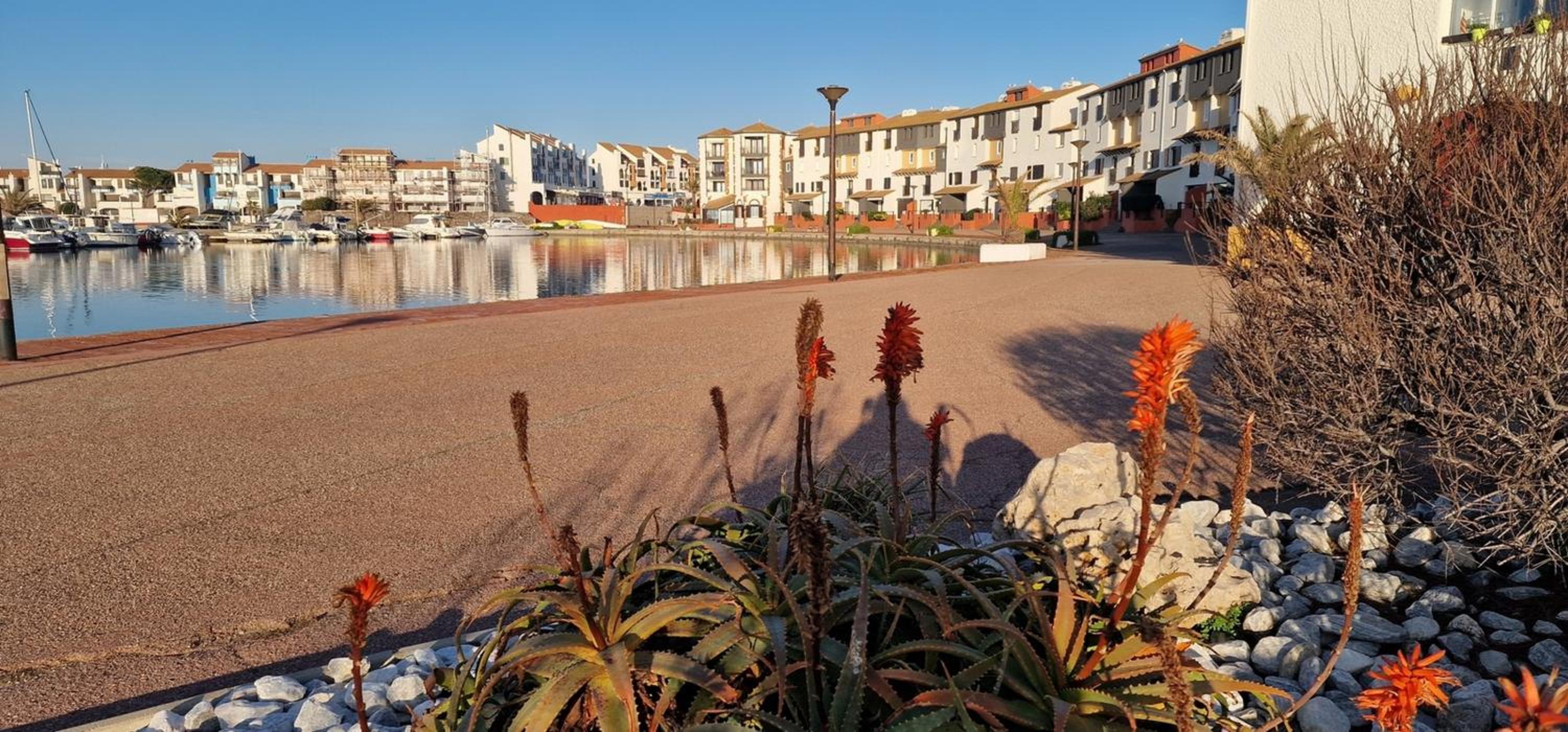 Au bord de l'eau mer, lac, et Canigou, climatisé, Classé 3 étoiles !