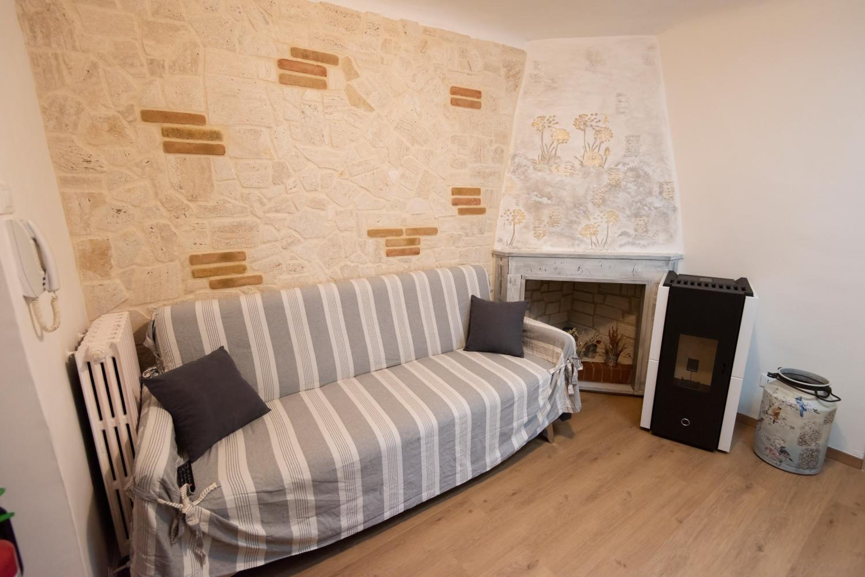 M&C Vicolo corto photo 4