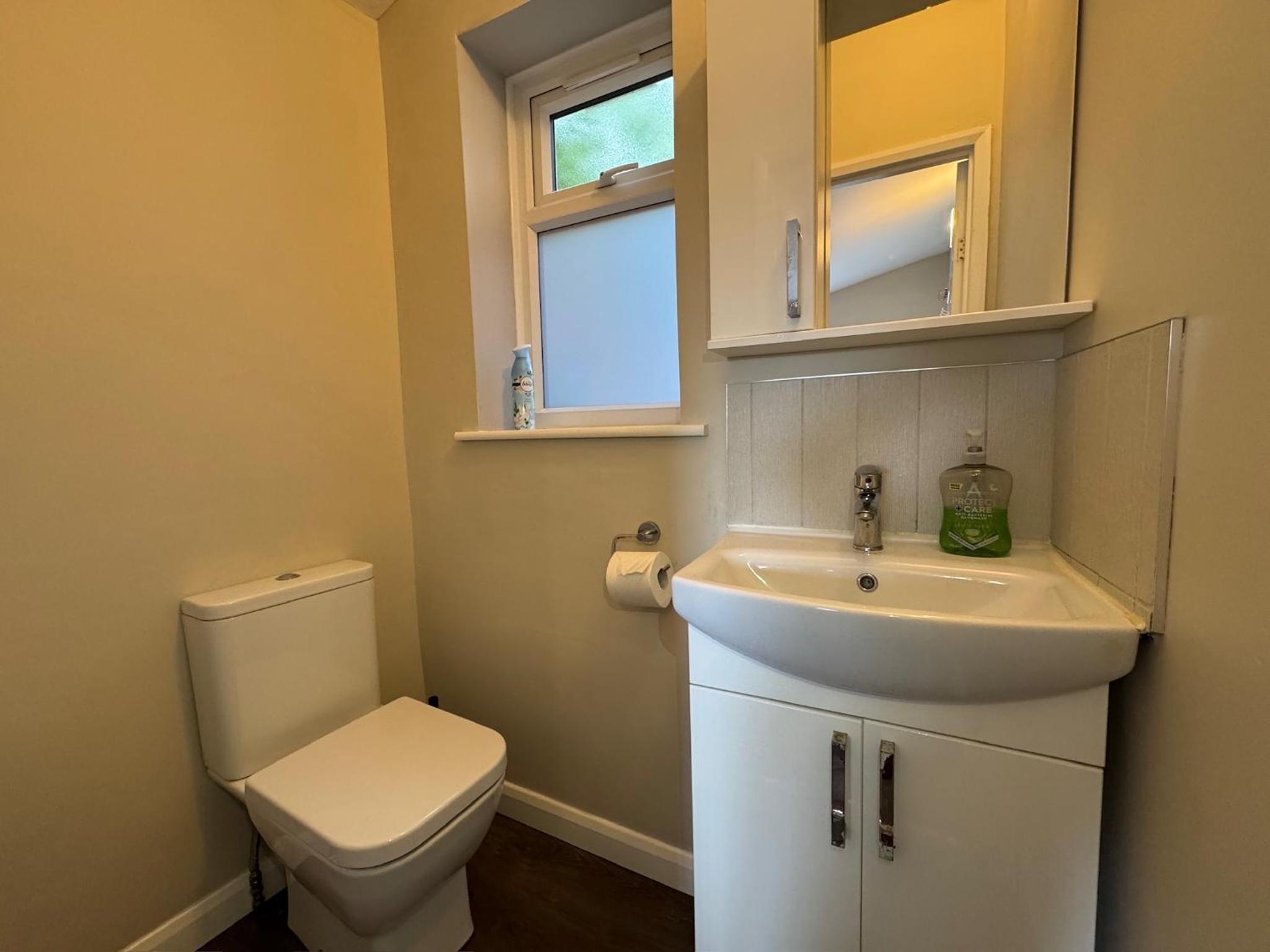 4 Bedroom Home, FREE Parking & Wi-Fi, Garden