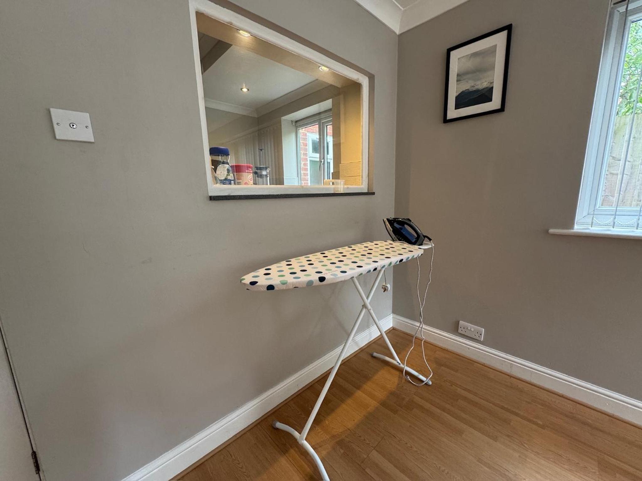 4 Bedroom Home, FREE Parking & Wi-Fi, Garden
