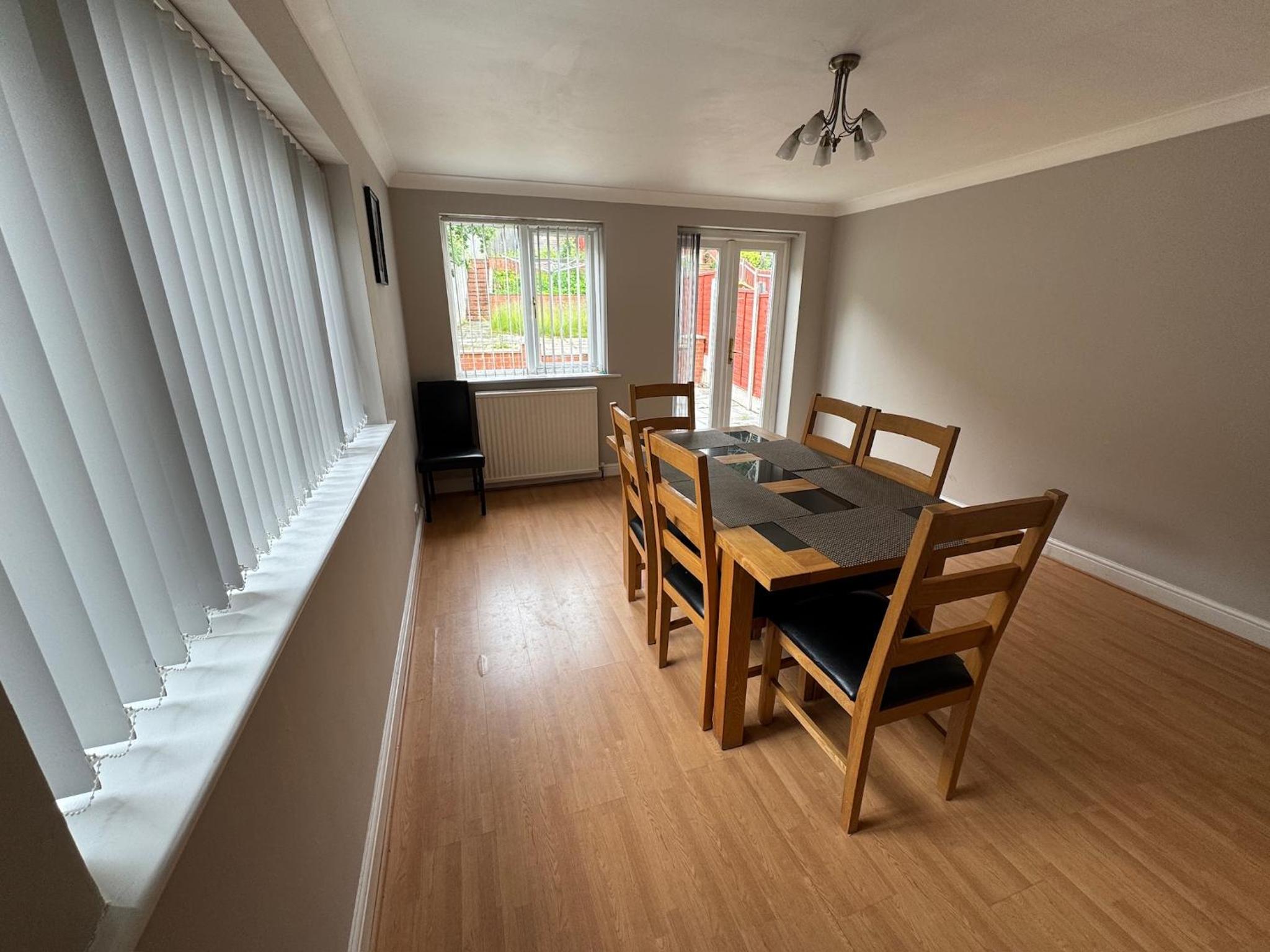 4 Bedroom Home, FREE Parking & Wi-Fi, Garden