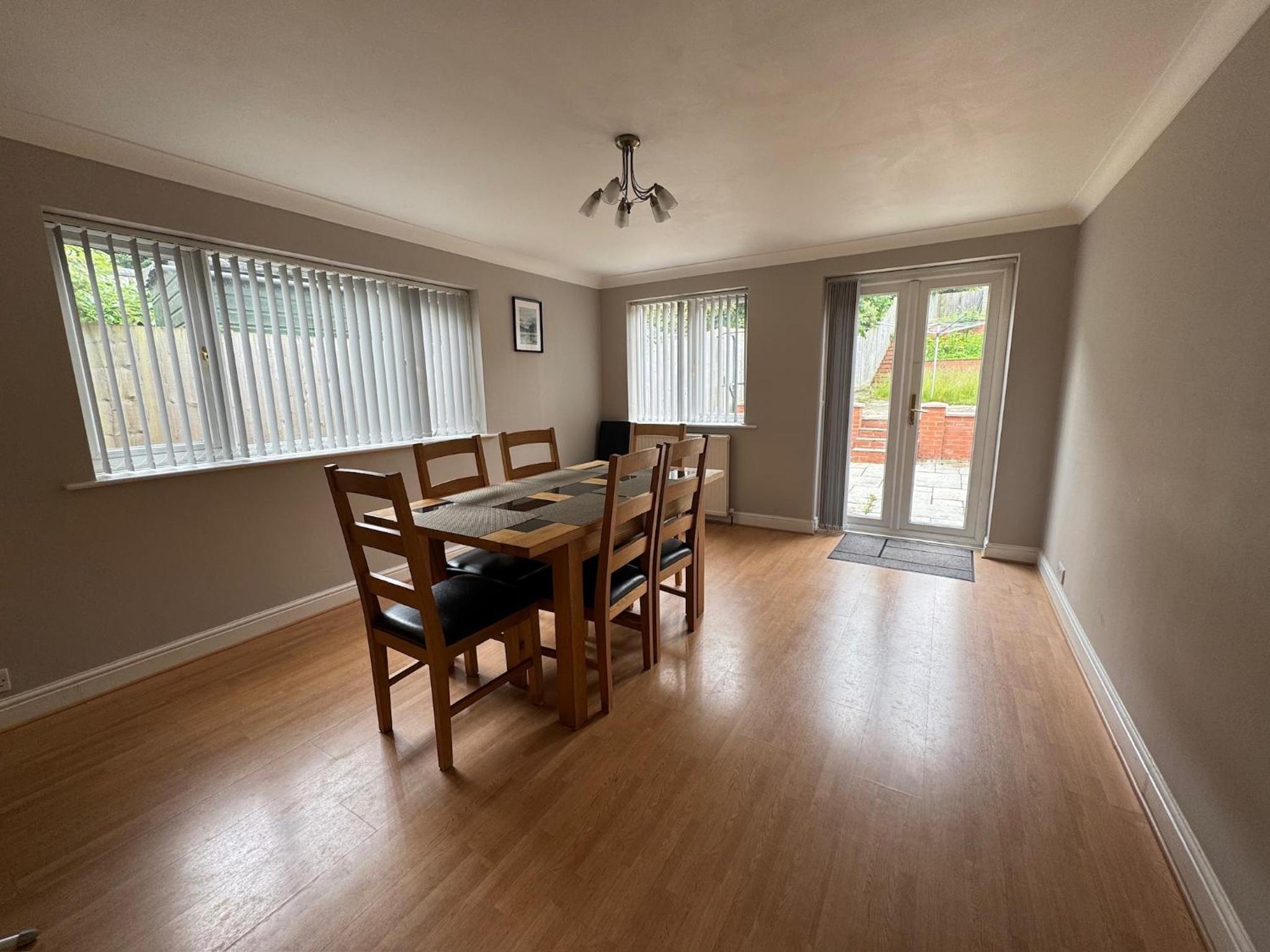 4 Bedroom Home, FREE Parking & Wi-Fi, Garden