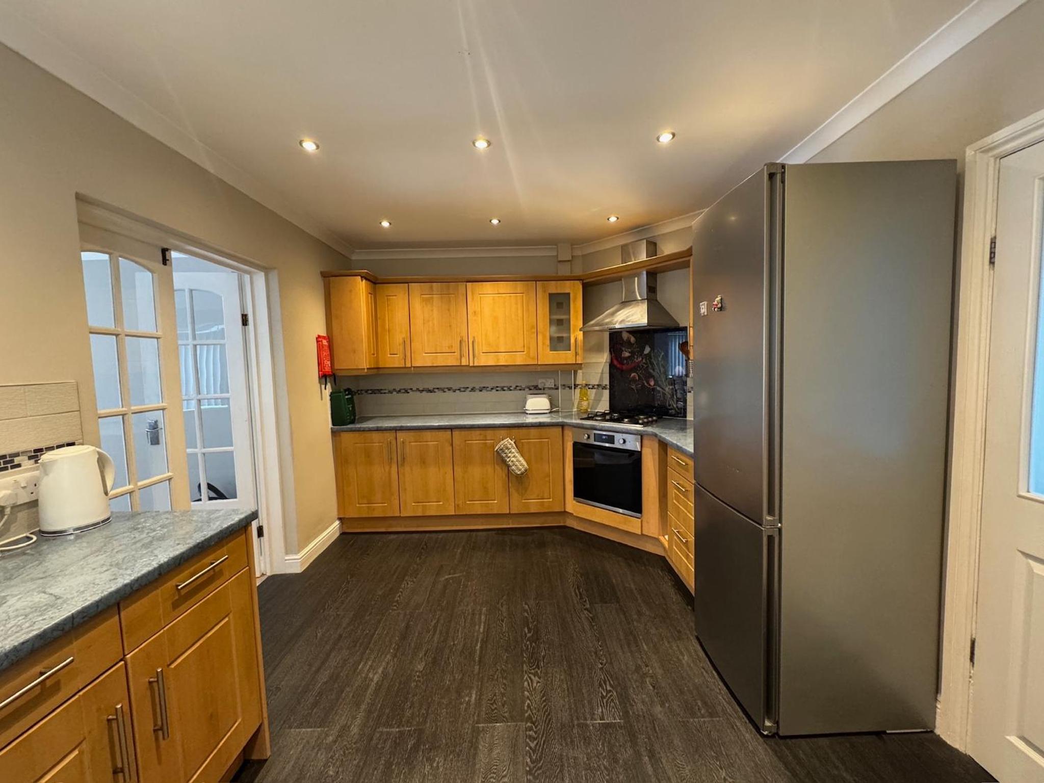 4 Bedroom Home, FREE Parking & Wi-Fi, Garden