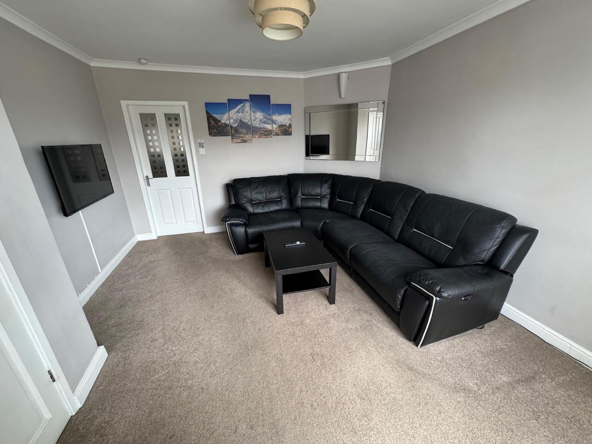 4 Bedroom Home, FREE Parking & Wi-Fi, Garden