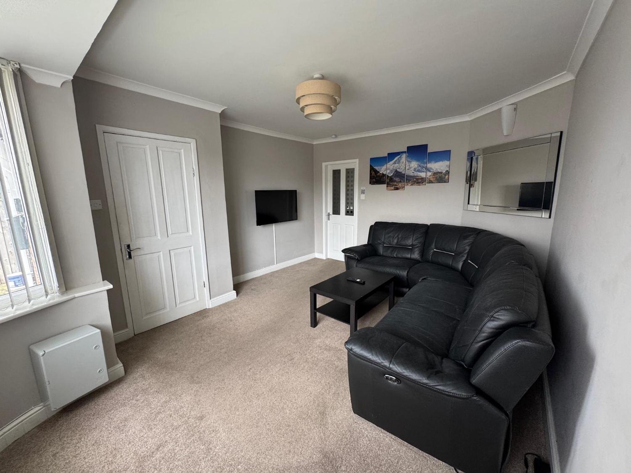 4 Bedroom Home, FREE Parking & Wi-Fi, Garden