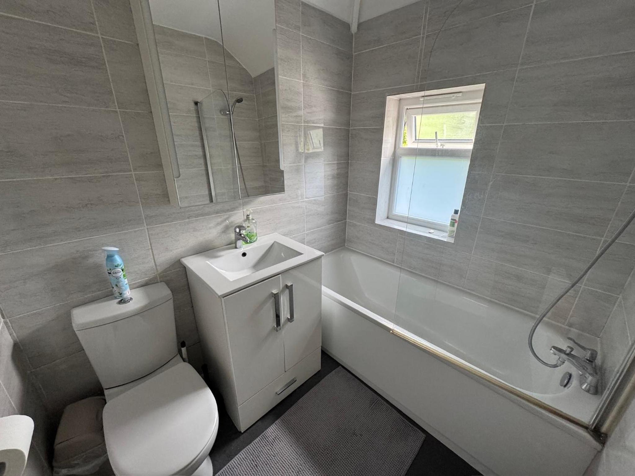 4 Bedroom Home, FREE Parking & Wi-Fi, Garden