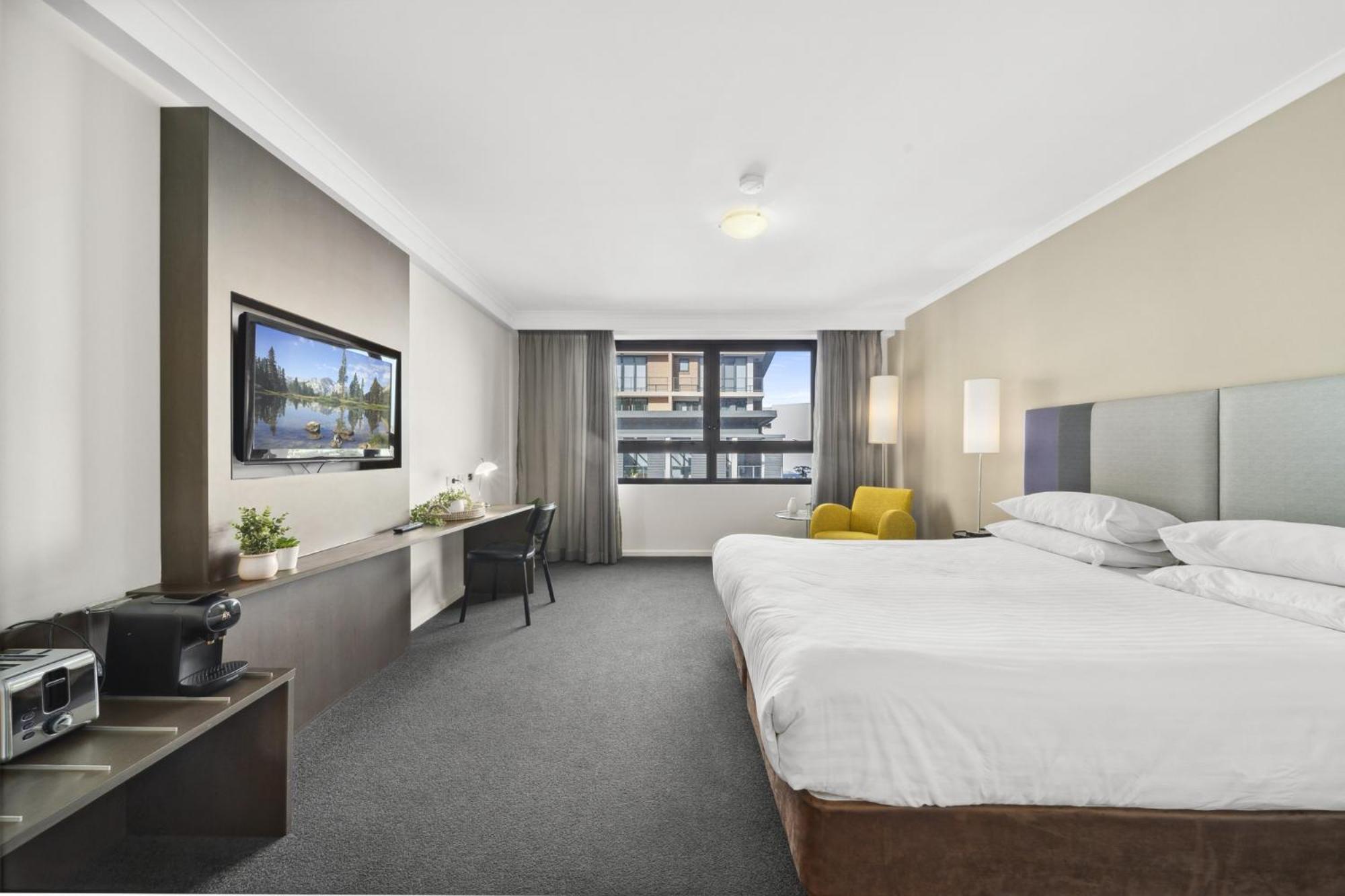Bright Studio with Pool Access in Parramatta