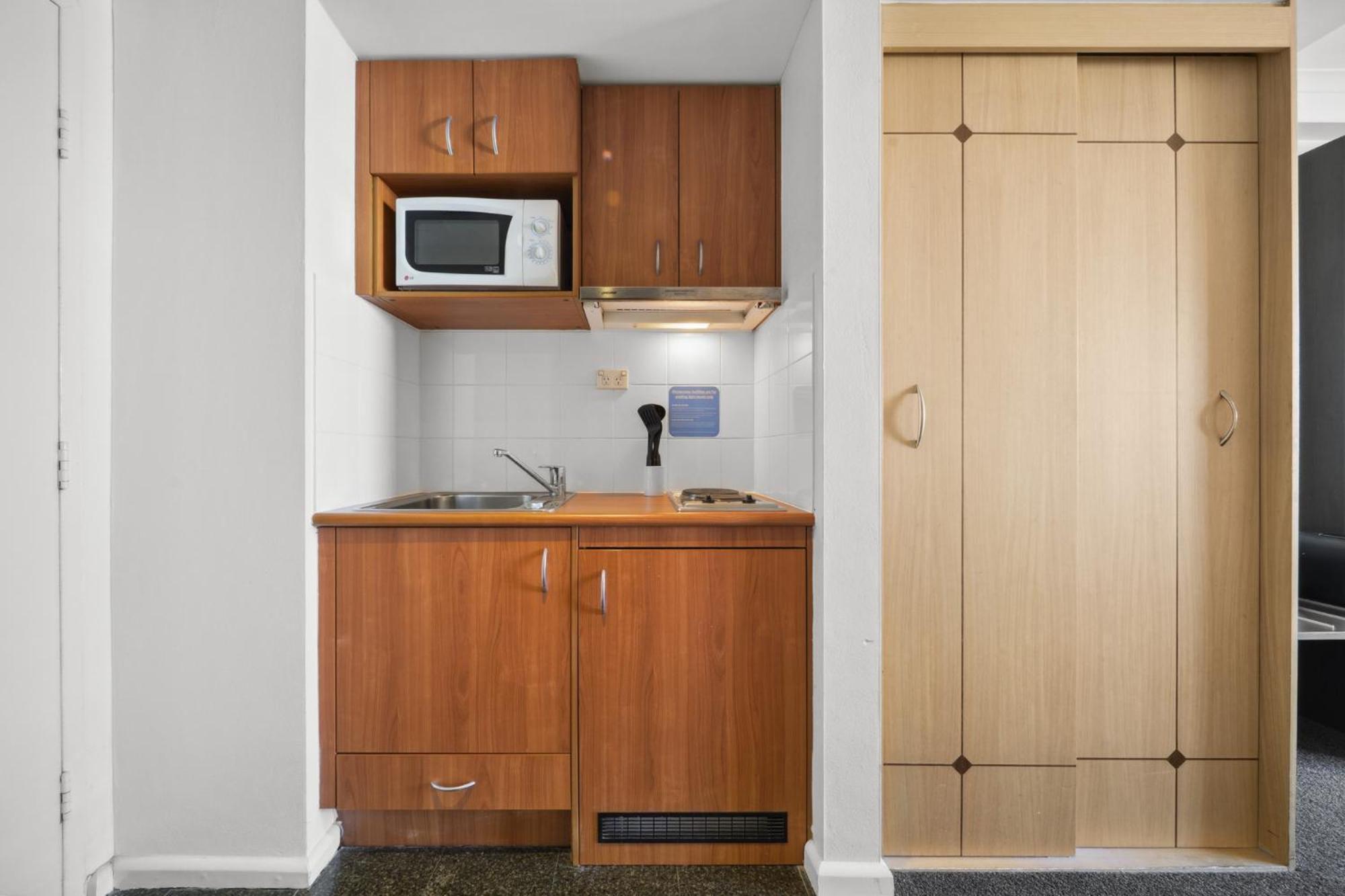 Bright Studio with Pool Access in Parramatta