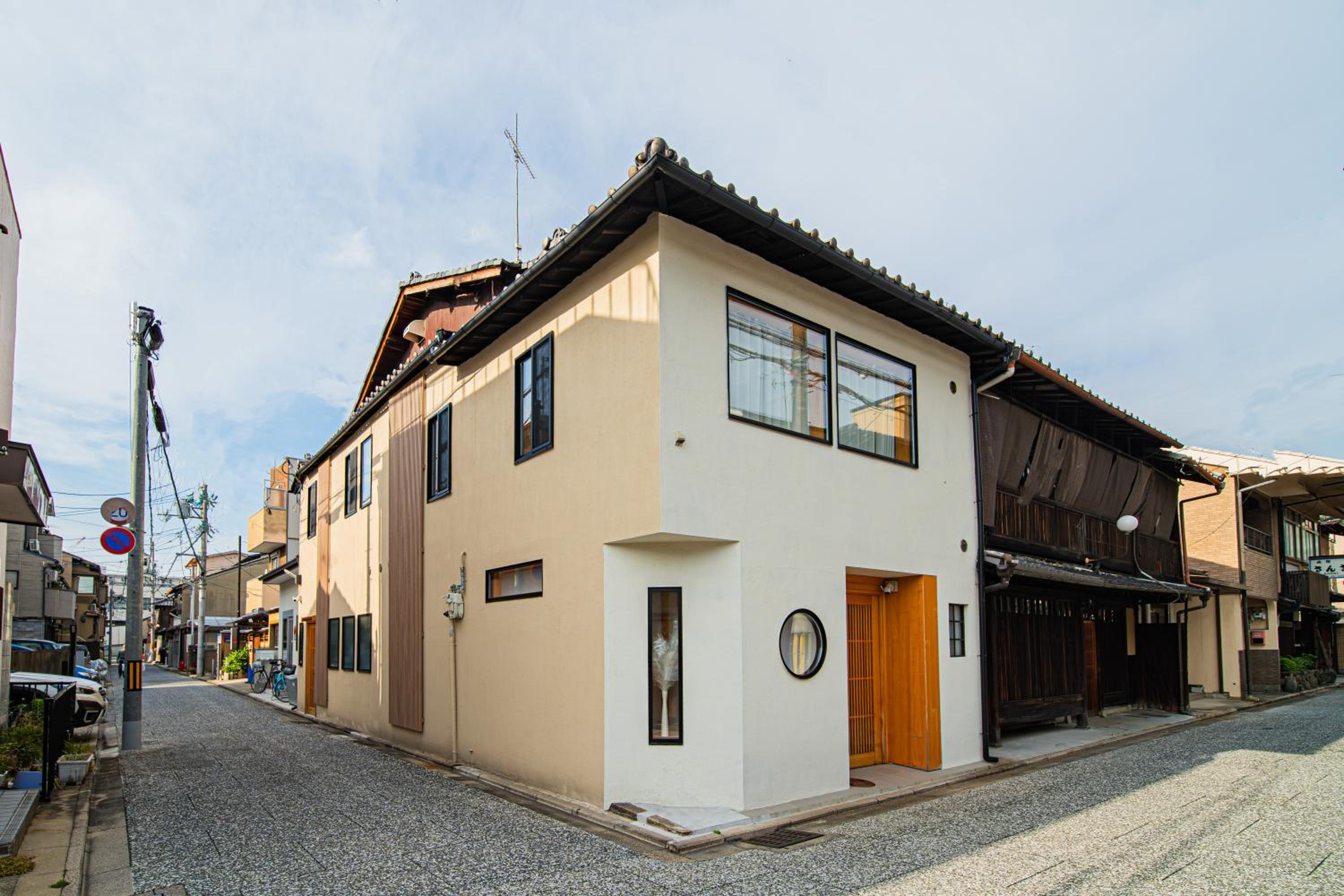 夏様五条丹波口 Modern Kyoto Townhouse, Whole House
