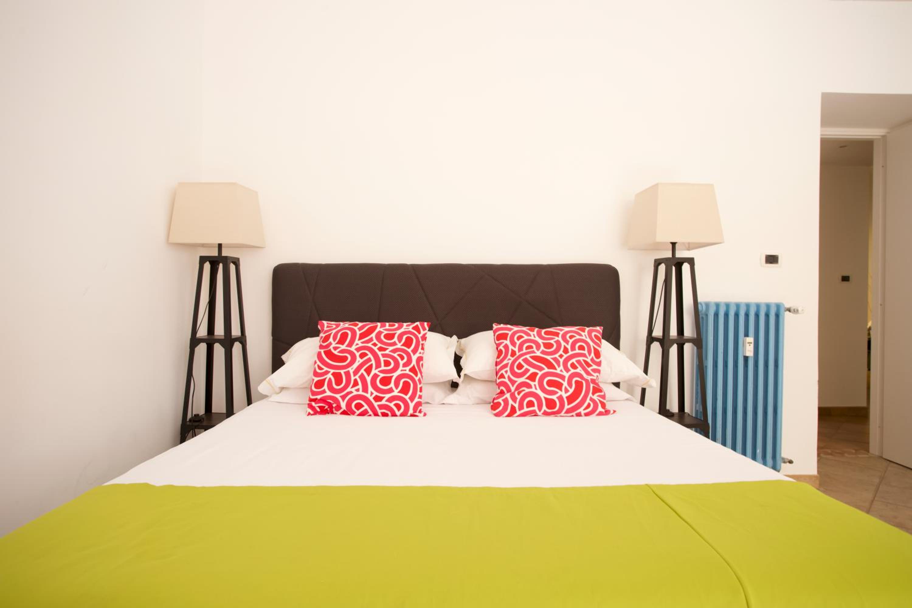 Funky 3BR Flat, Scenic Tram to Colosseum 7 Stops
